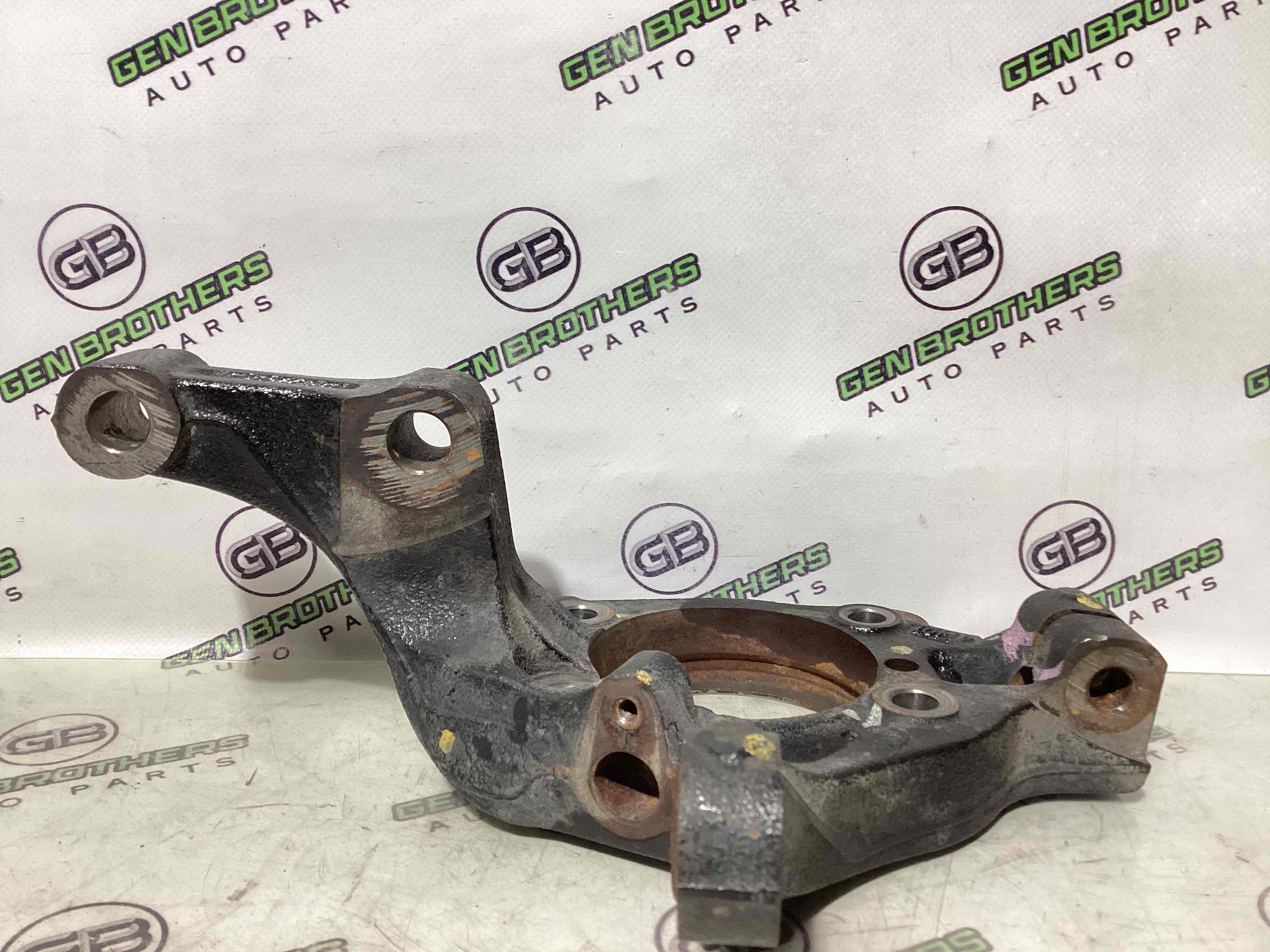 Кулак поворотний лівий