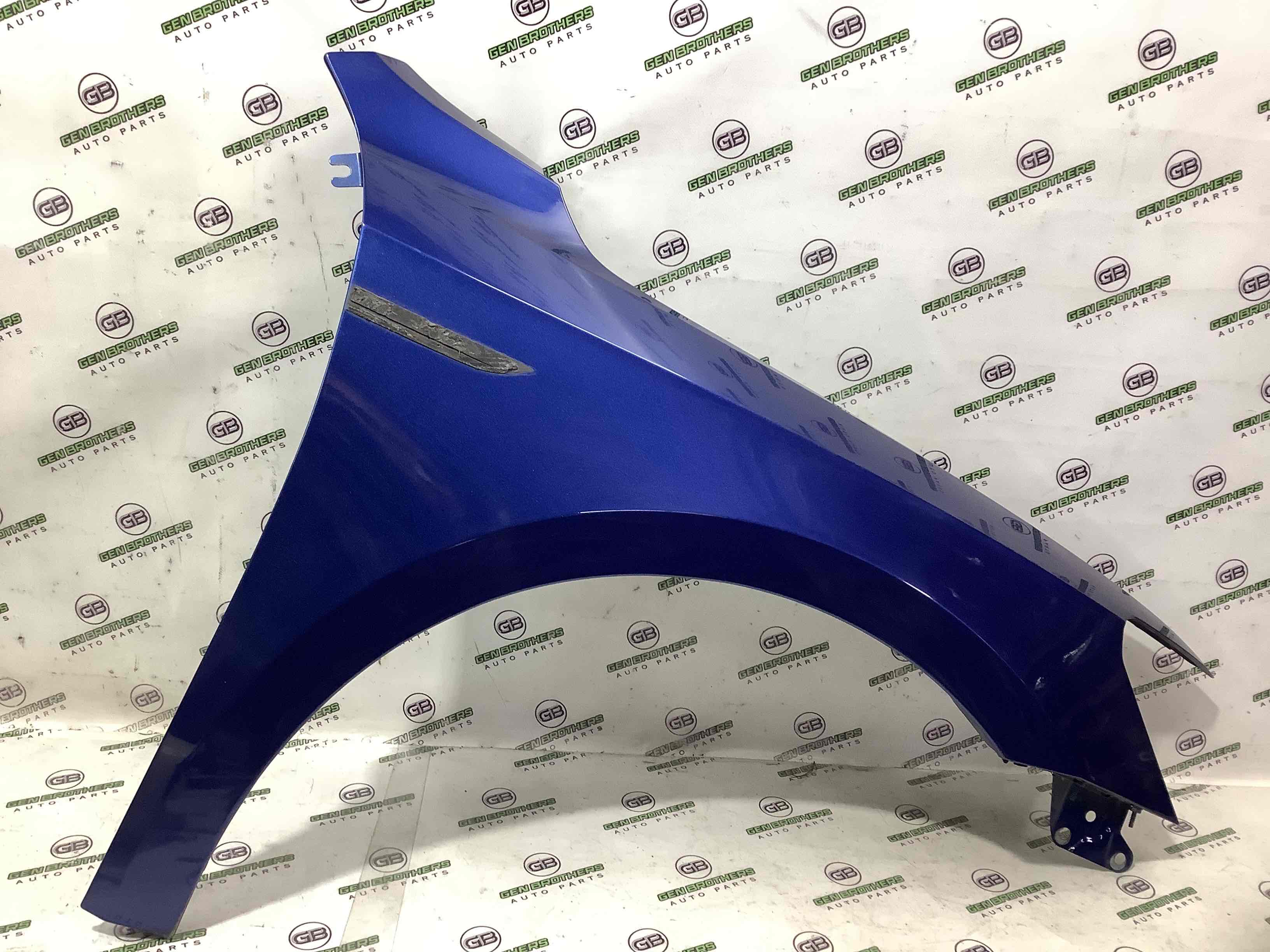 Крило переднє праве