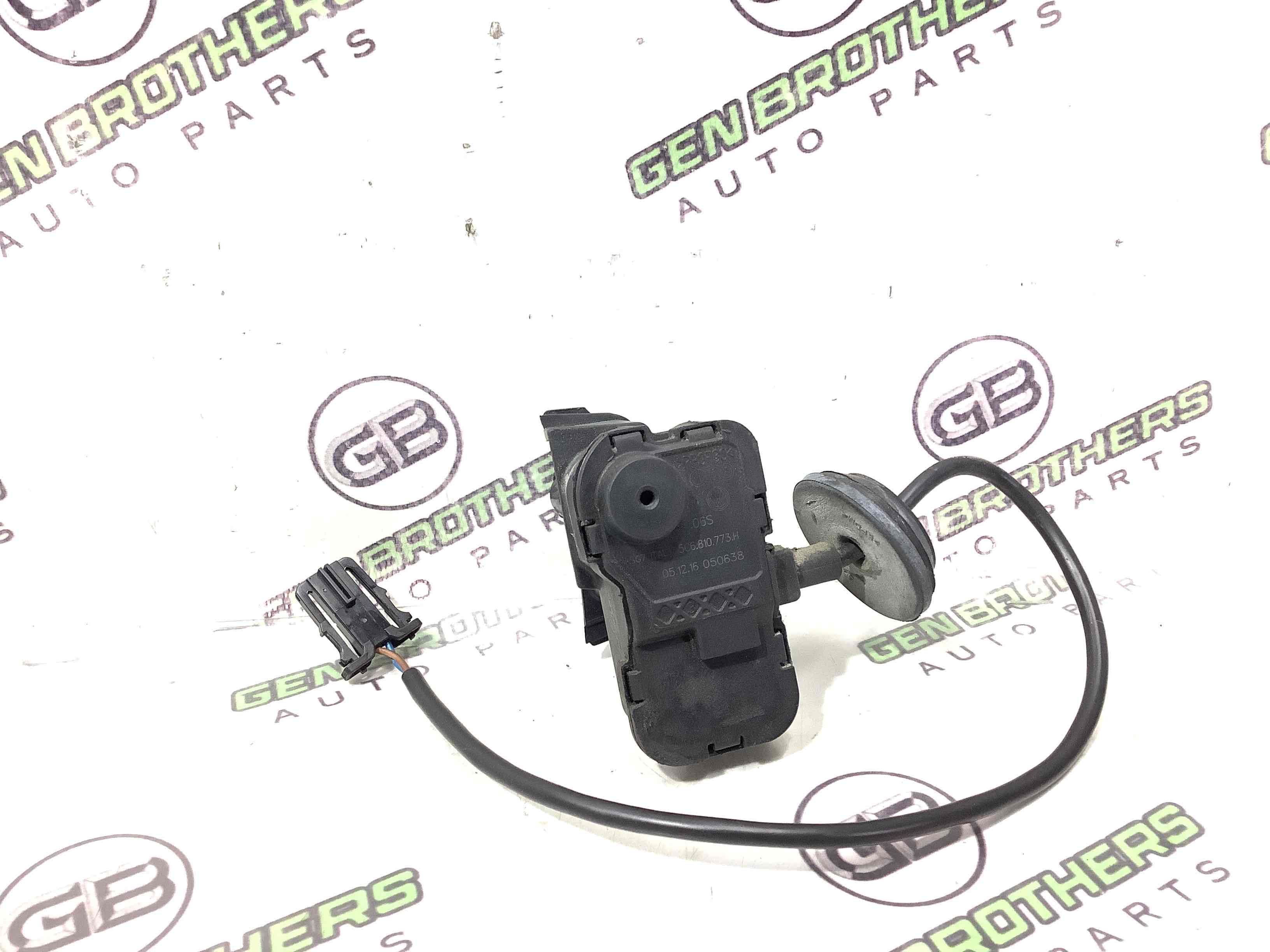 Замок лючка бензобака