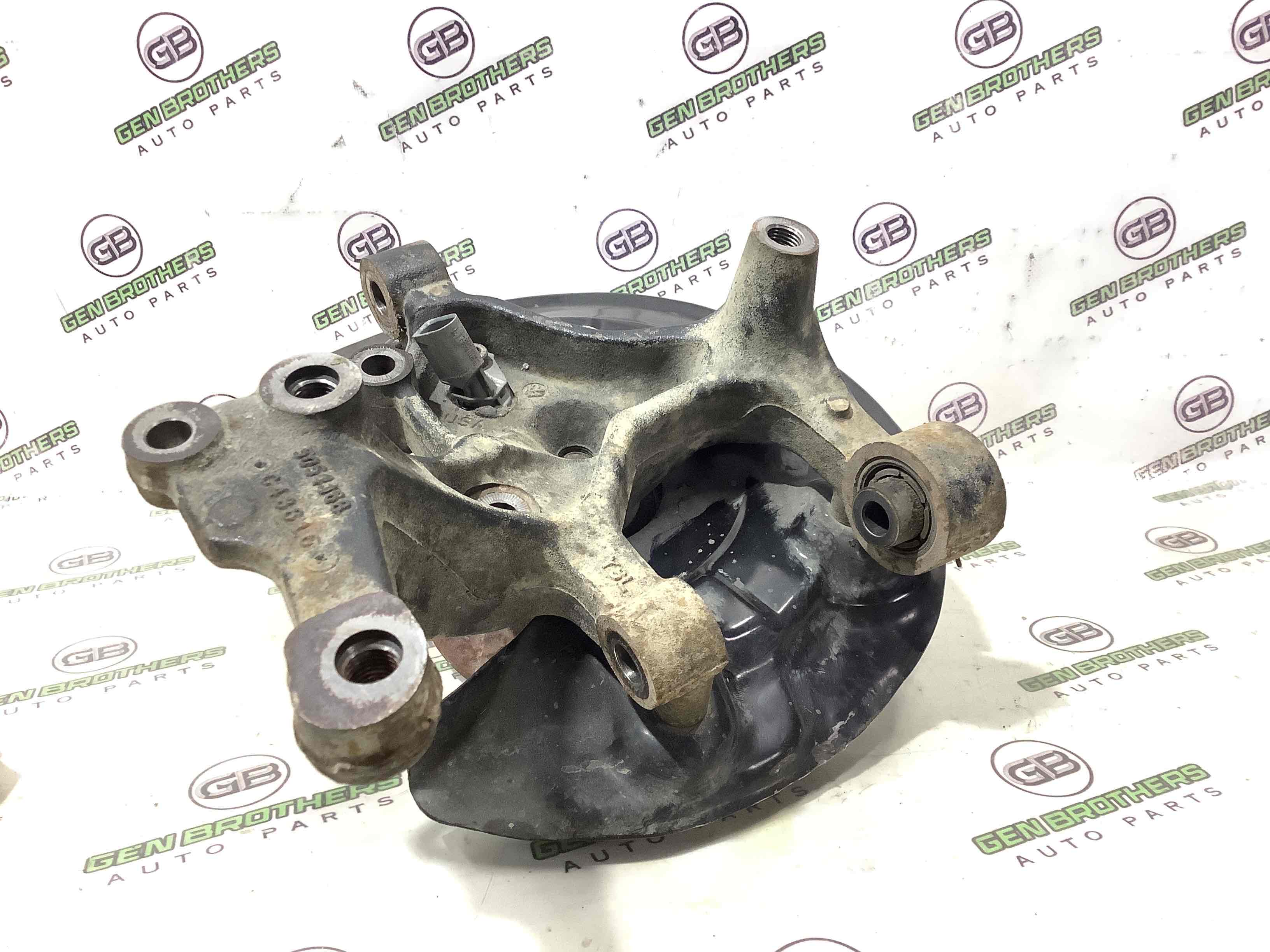 Кулак задній лівий