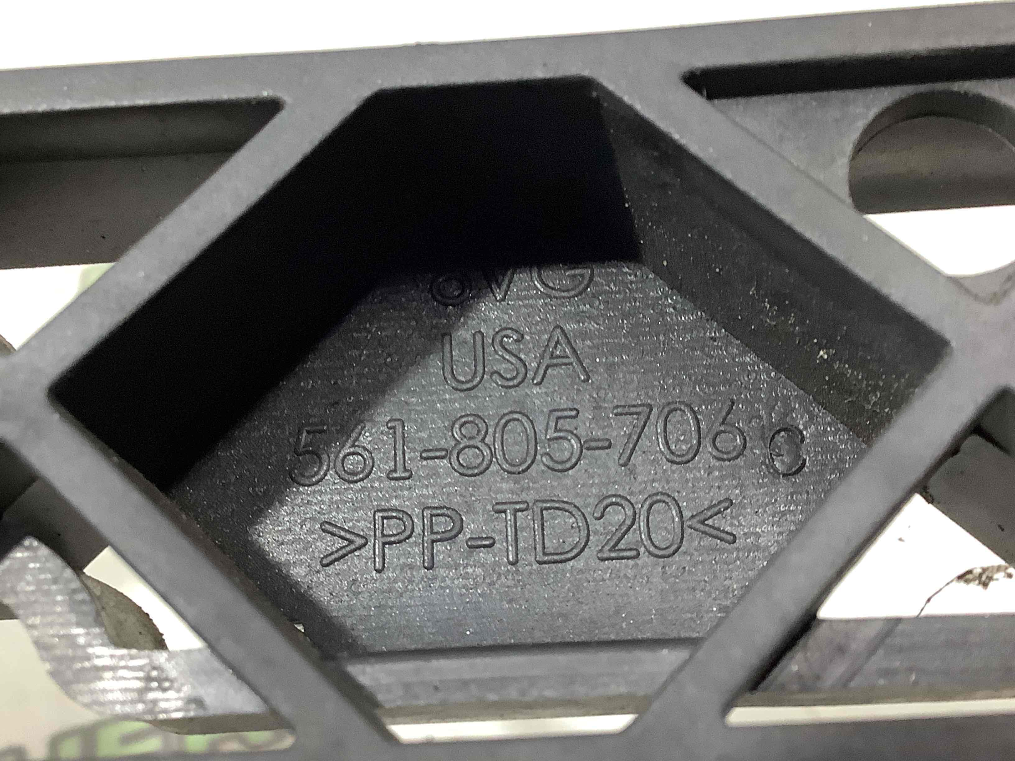 Кріплення переднього бампера центральне