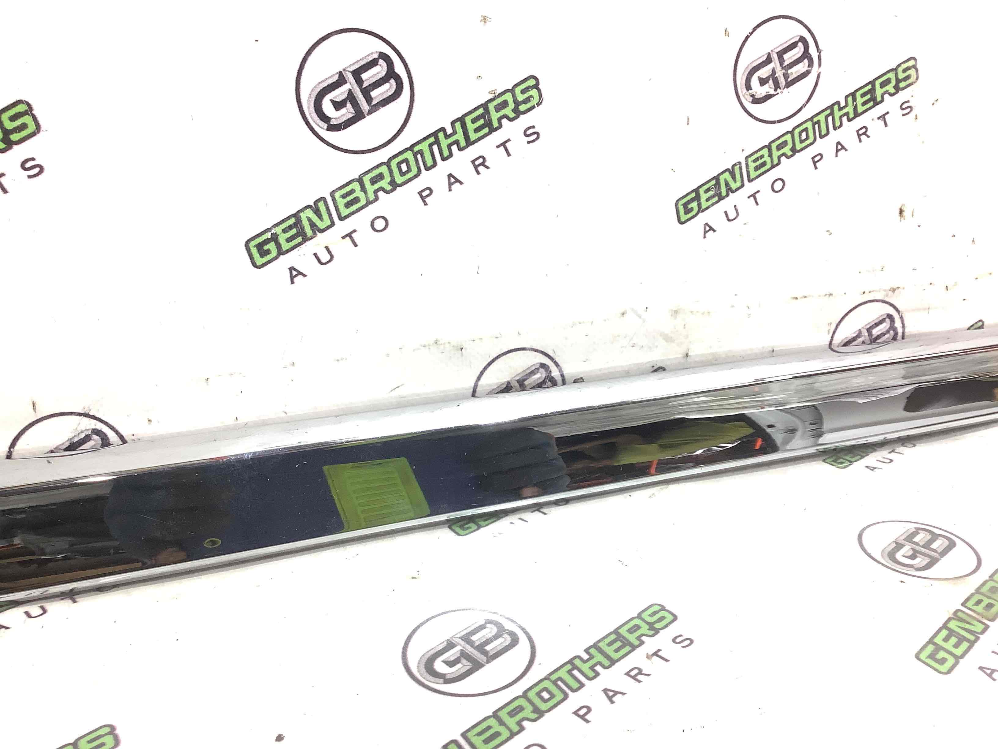 Молдинг двери передней правой