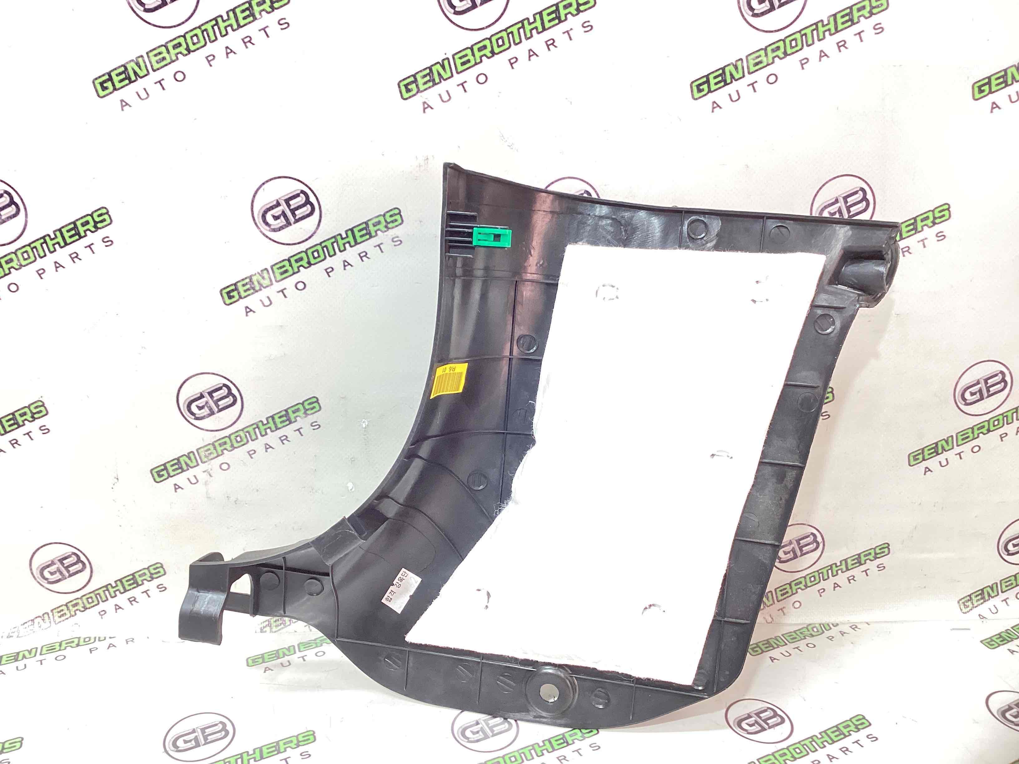 Обшивка передньої стійки права