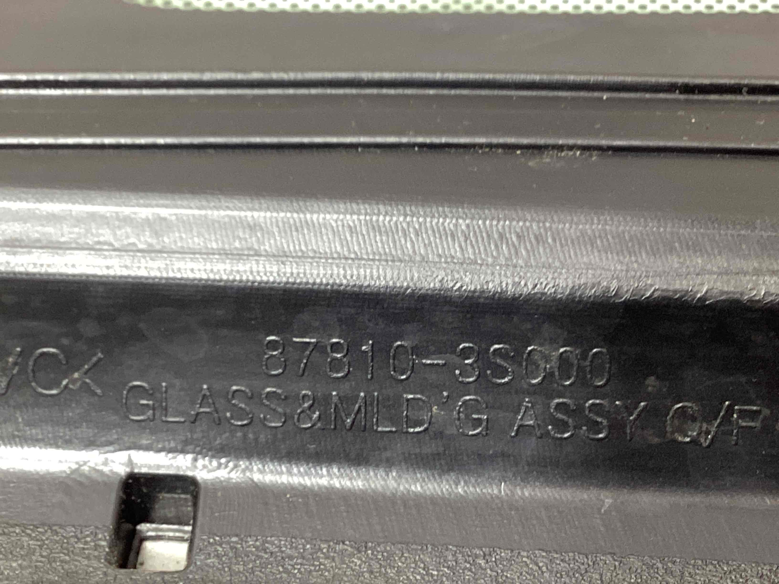 Скло кузовне бічне ліве