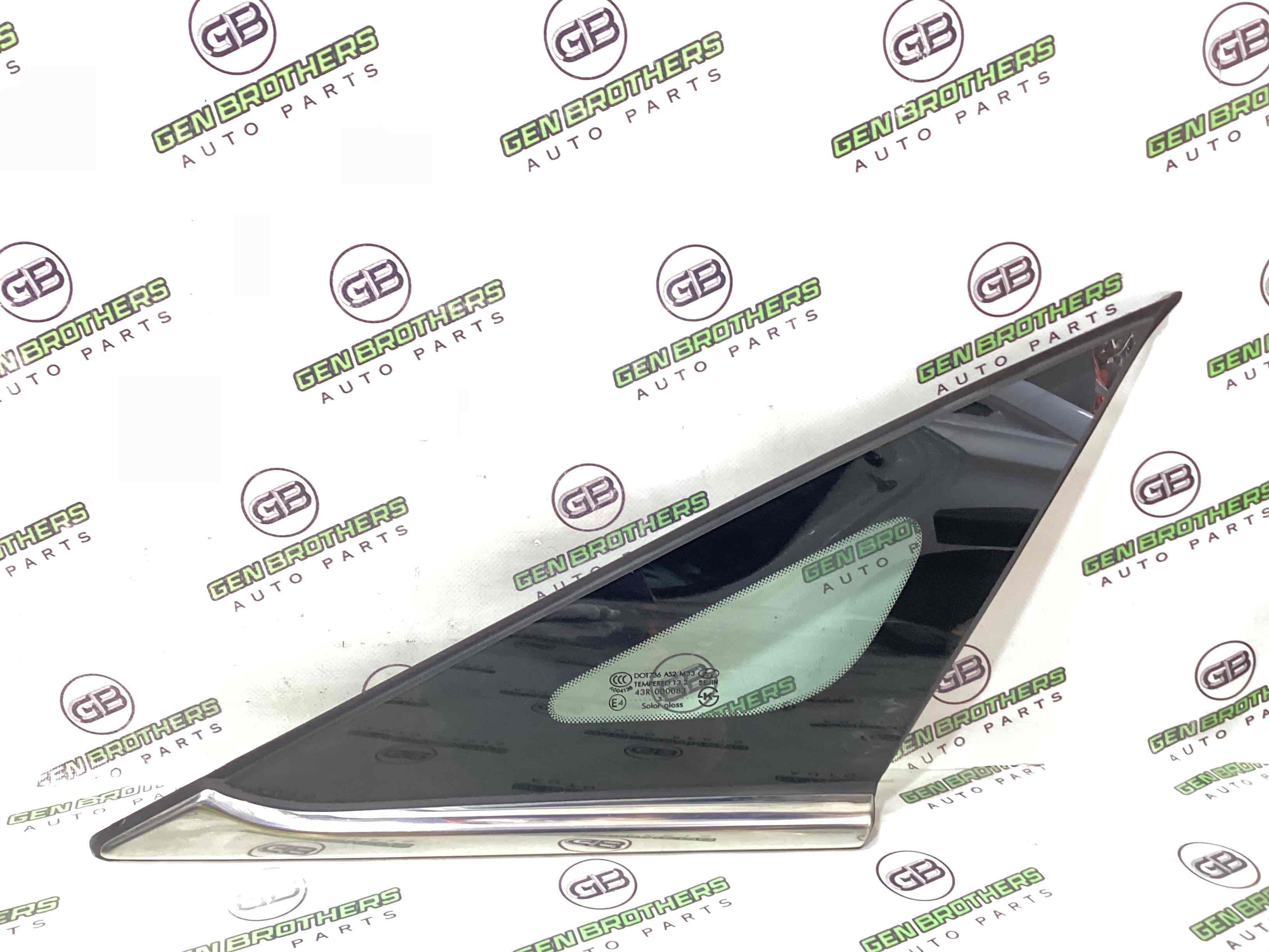 Скло кузовне бічне праве