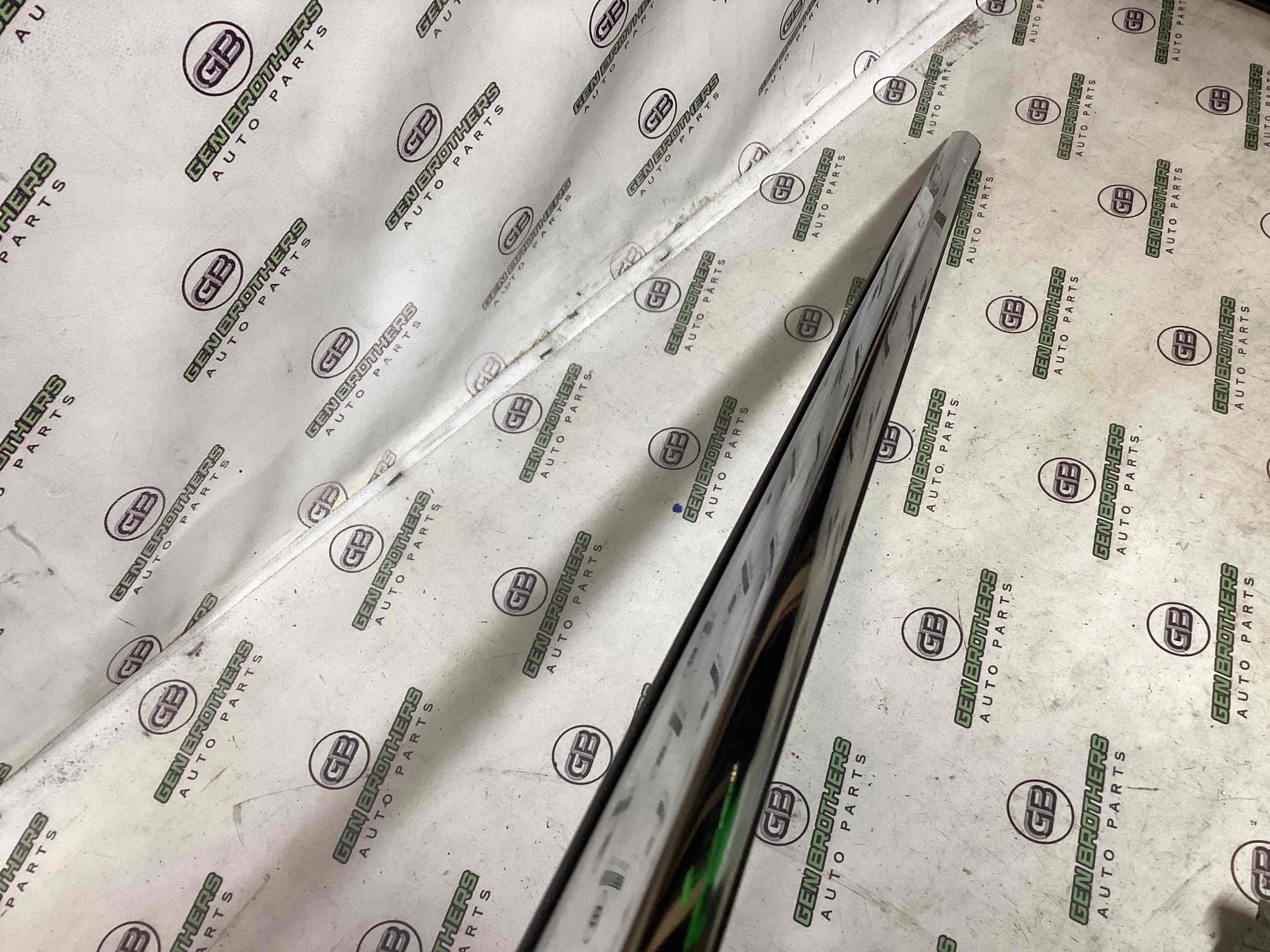 Ущільнювач скла, двері