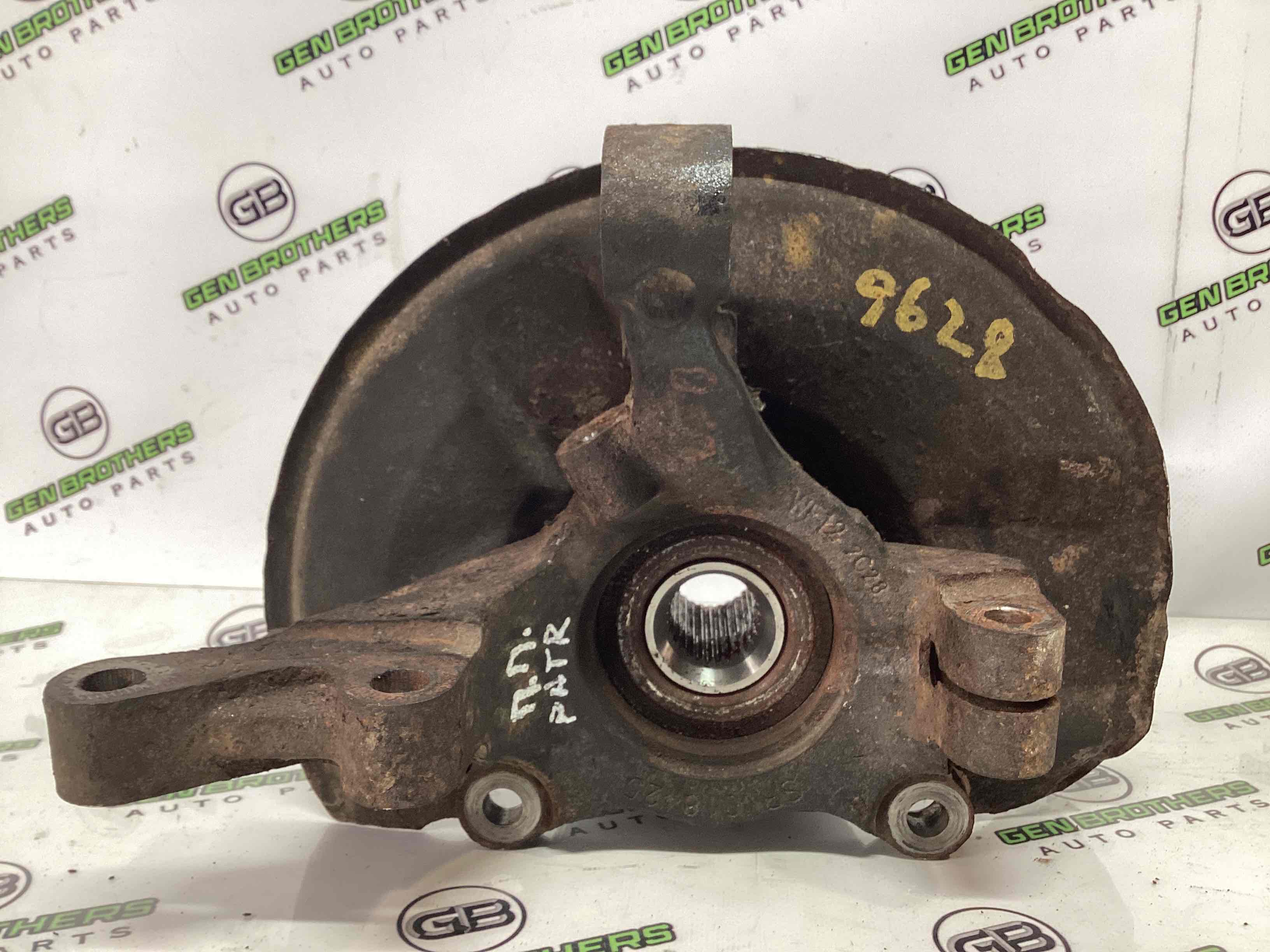 Кулак поворотний правий