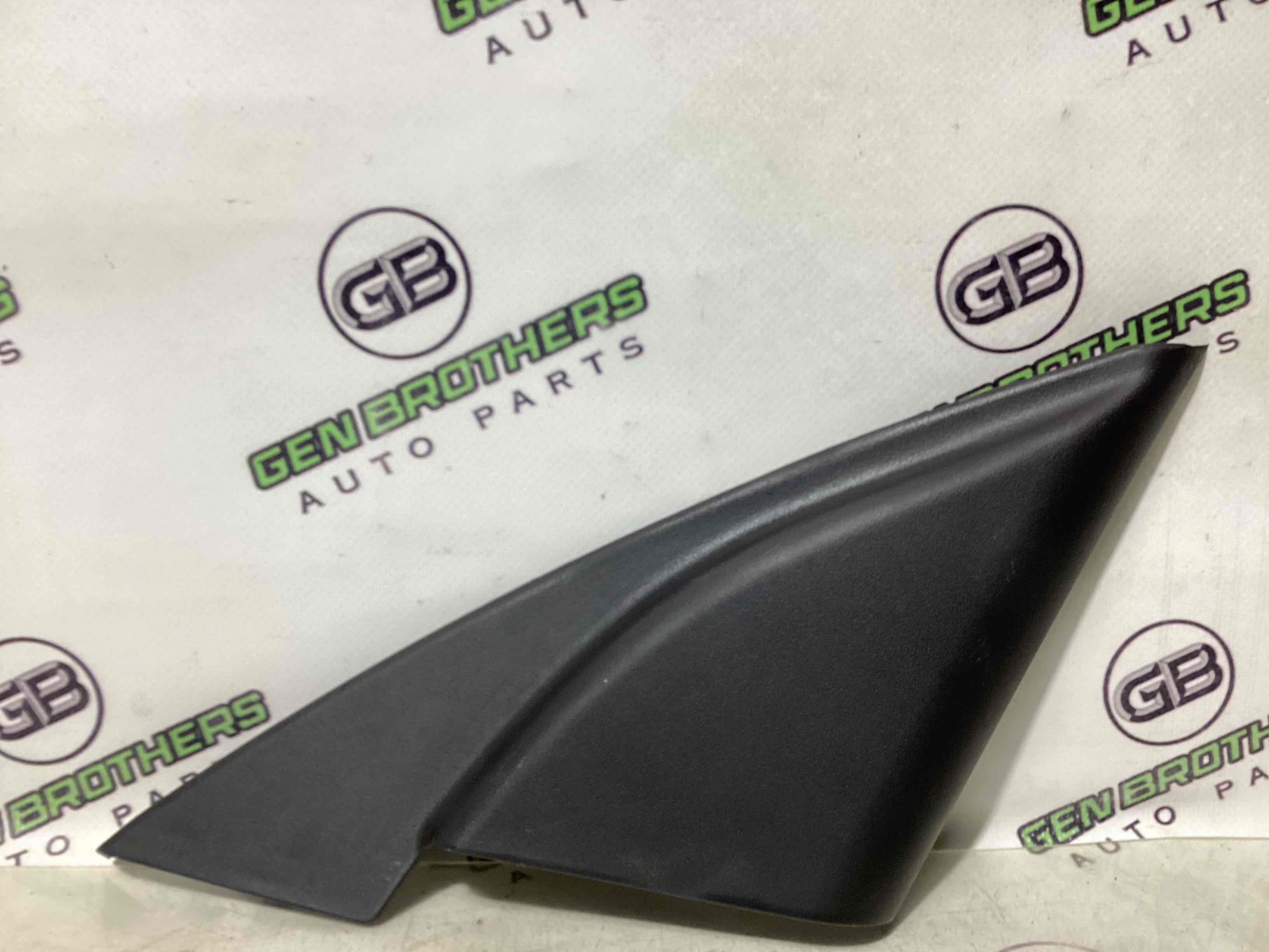 Корпус, накладка, кріплення правого дзеркала