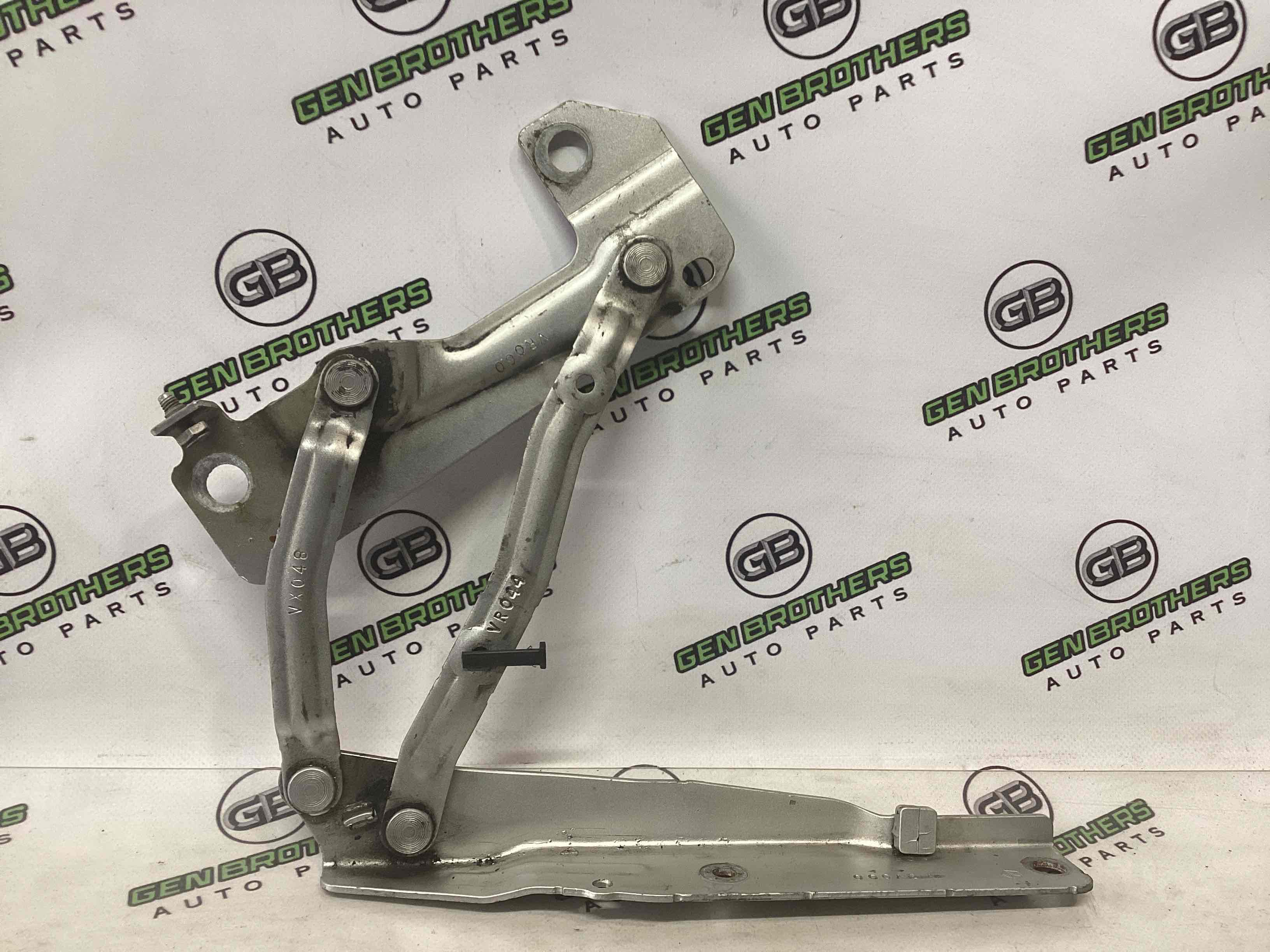 Петля капота, кронштейн капота