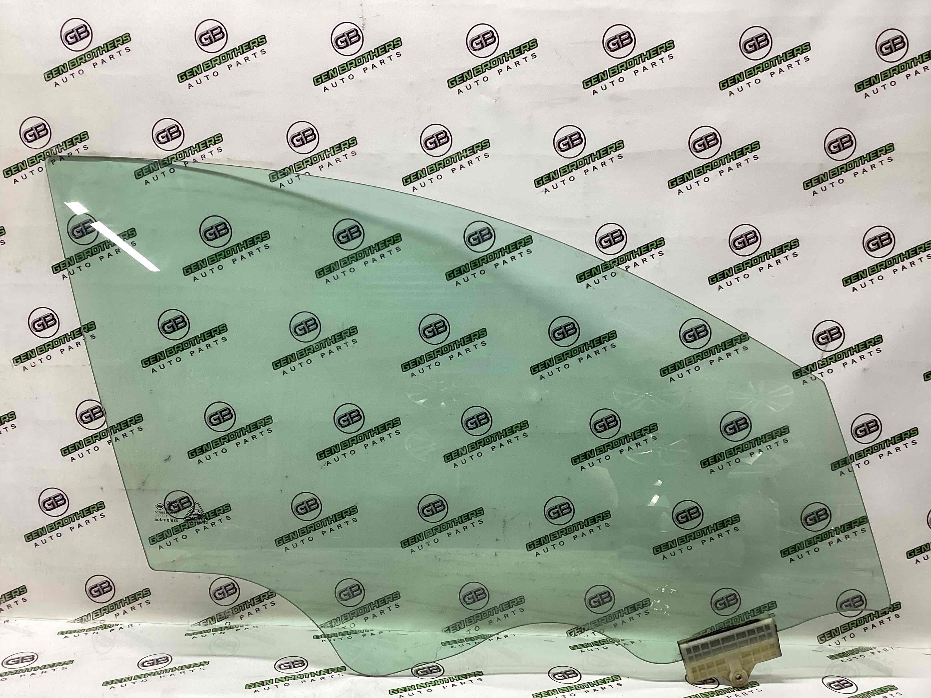 Стекло переднее правое