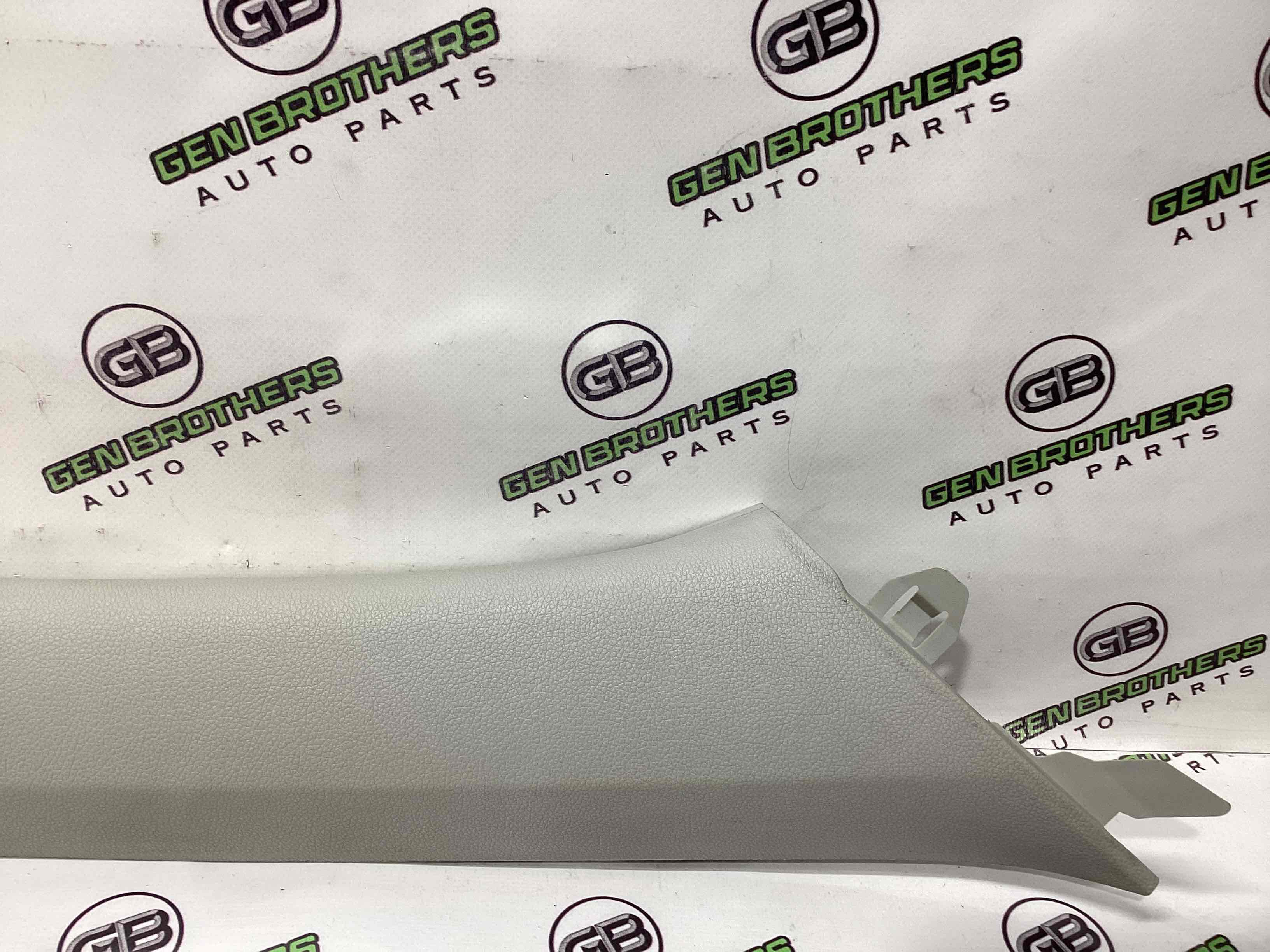 Обшивка передней стойки правая