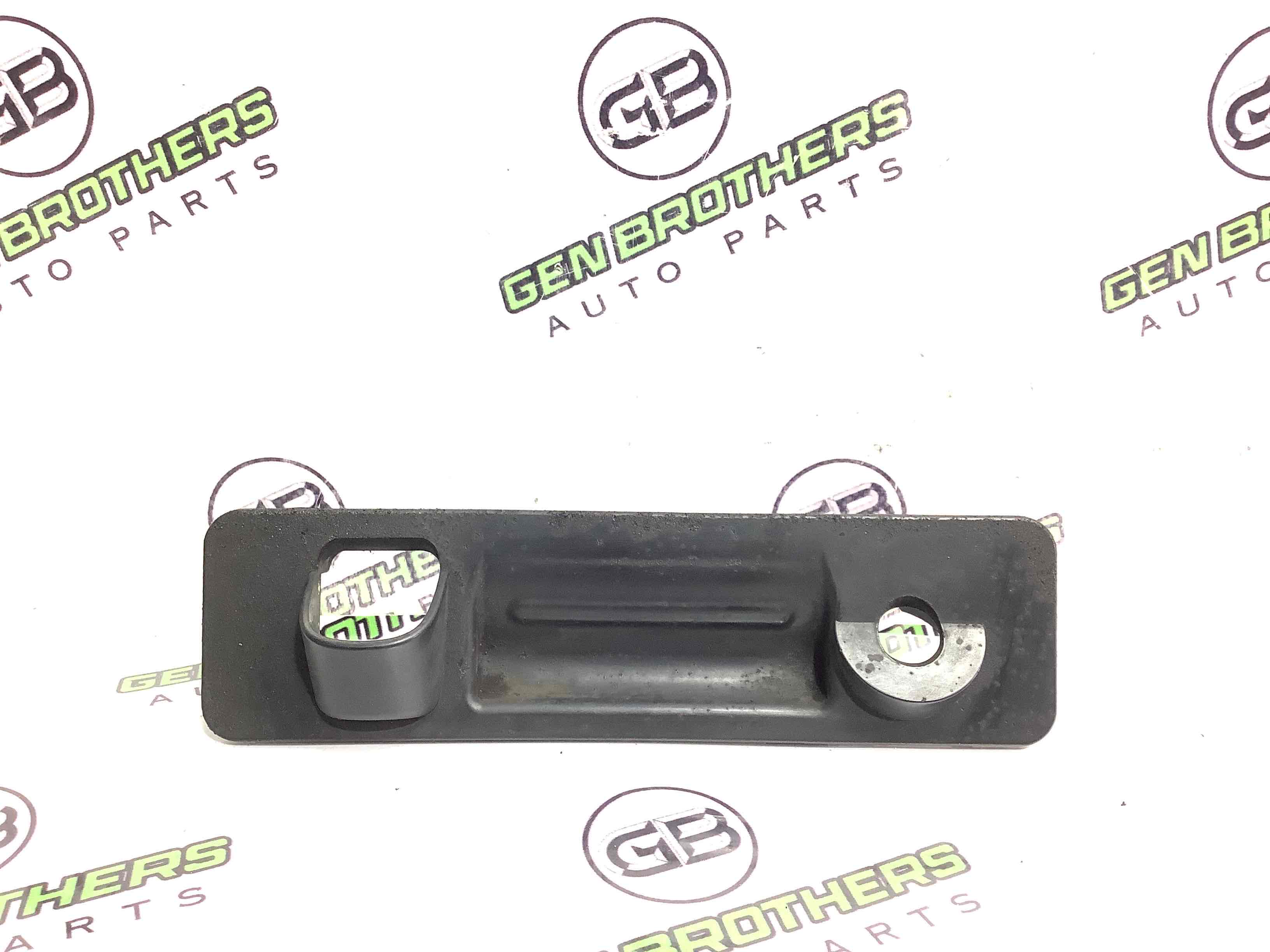 Кнопка открытия багажника