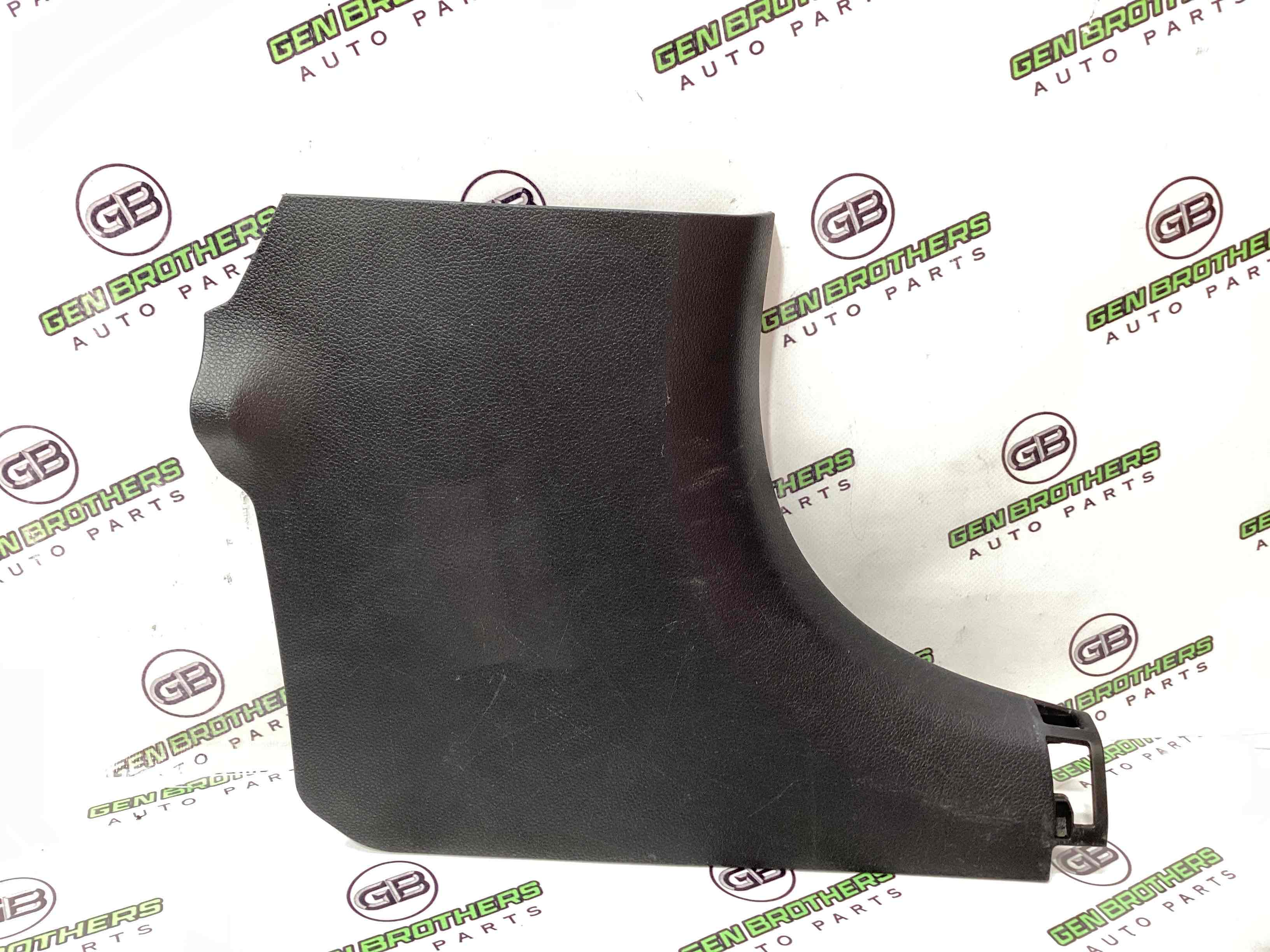 Обшивка передней стойки правая