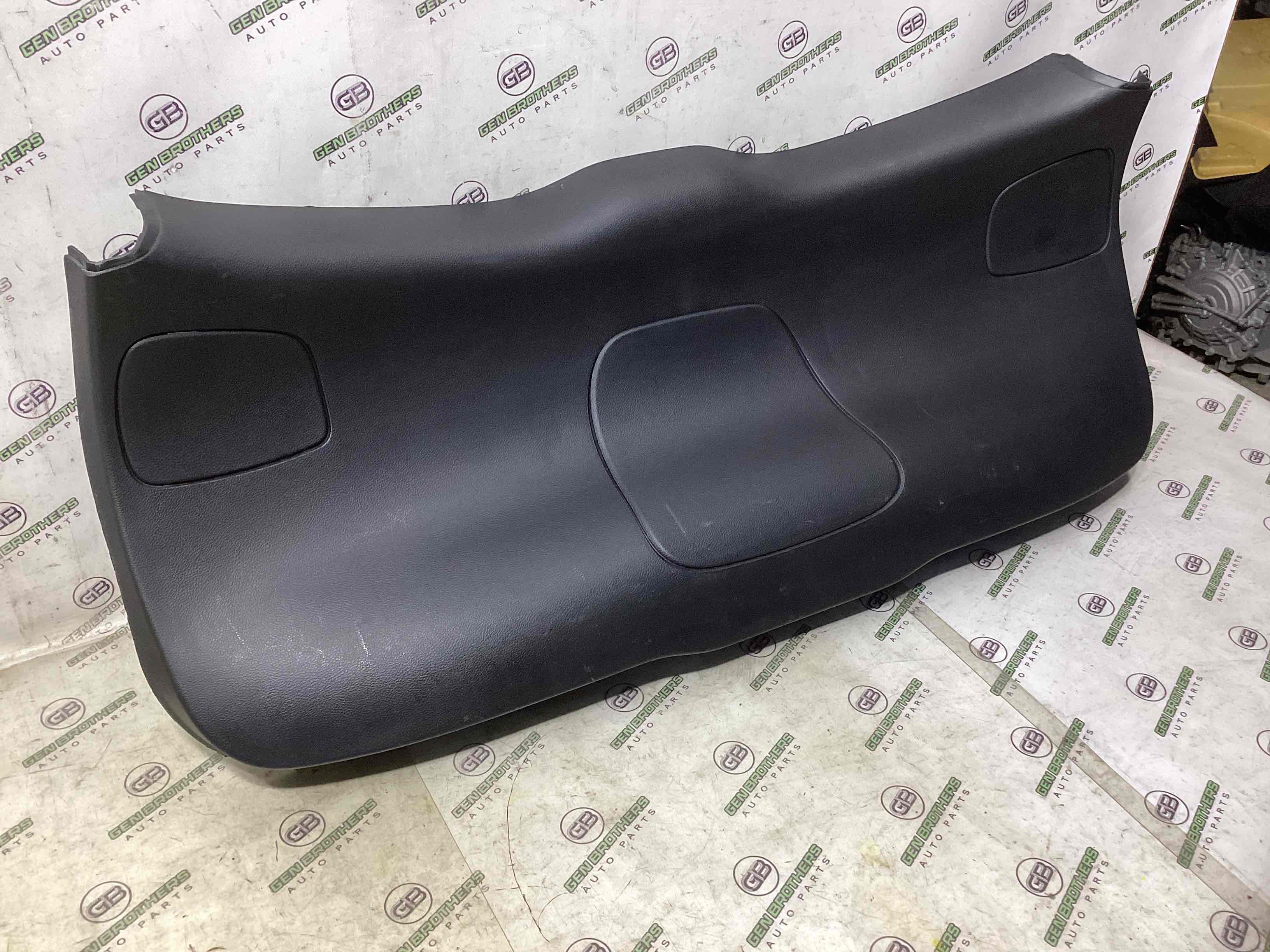 Обшивка кришки багажника