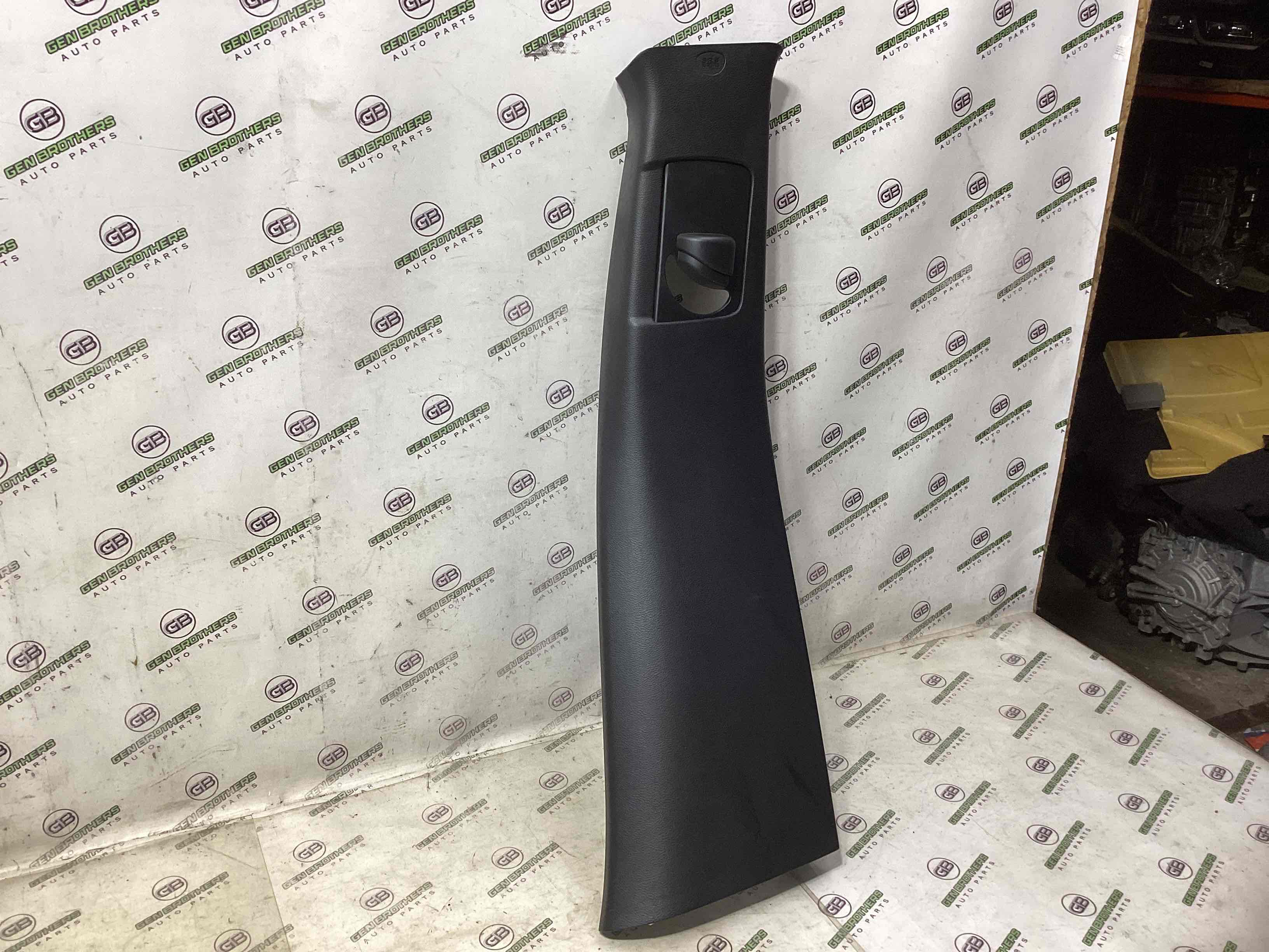 Обшивка центральної стійки права