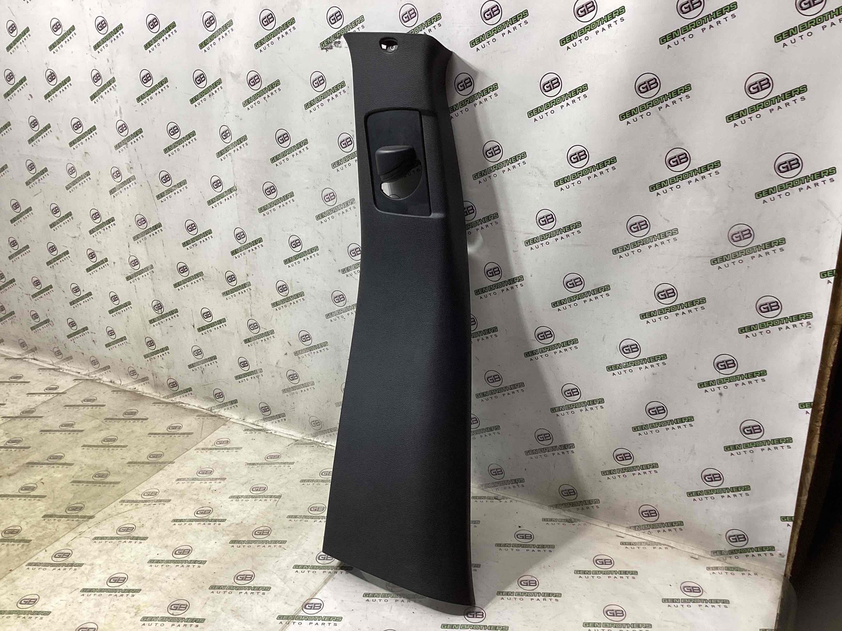 Обшивка центральної стійки ліва