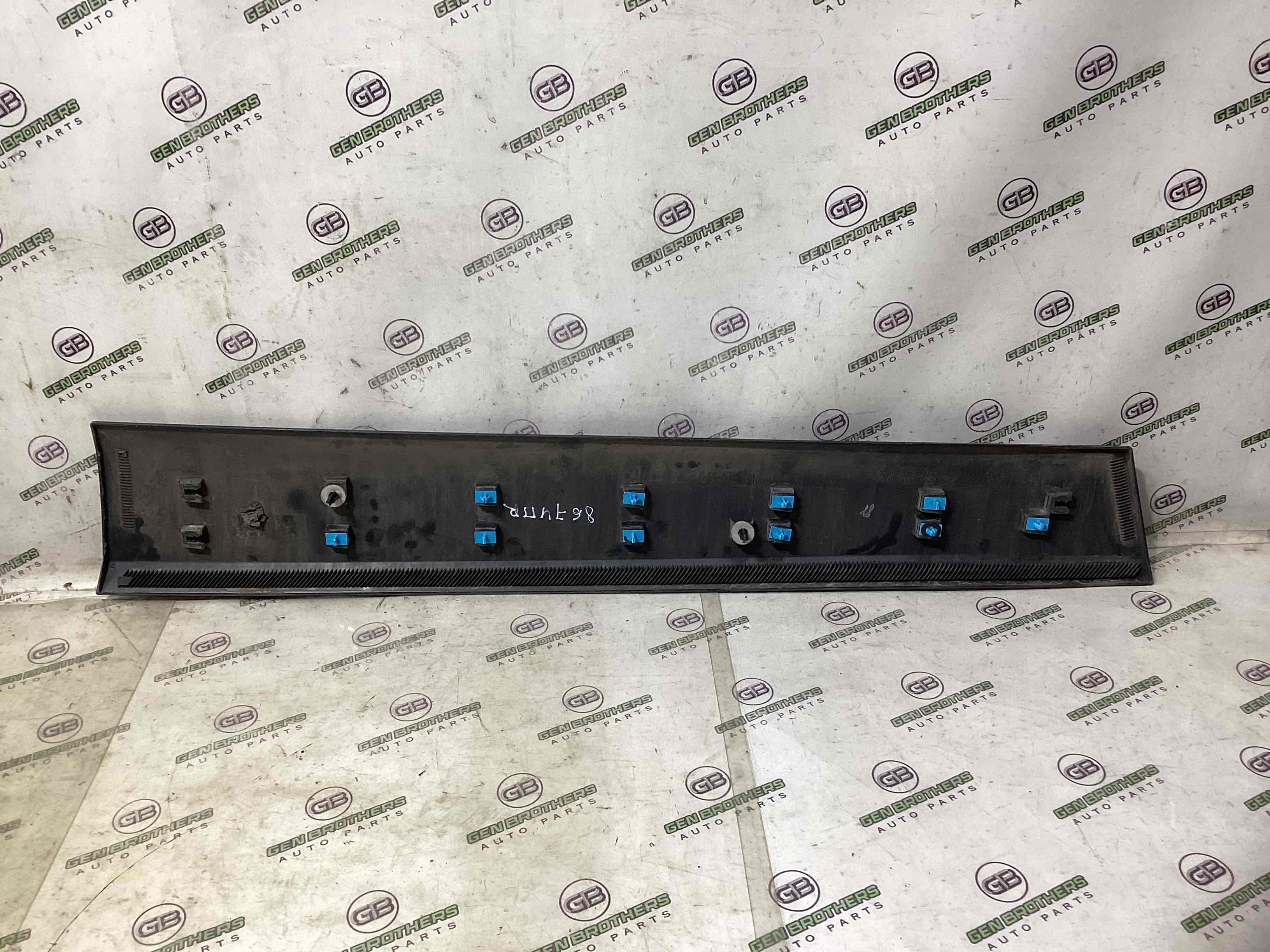 Молдинг двері передньої правої