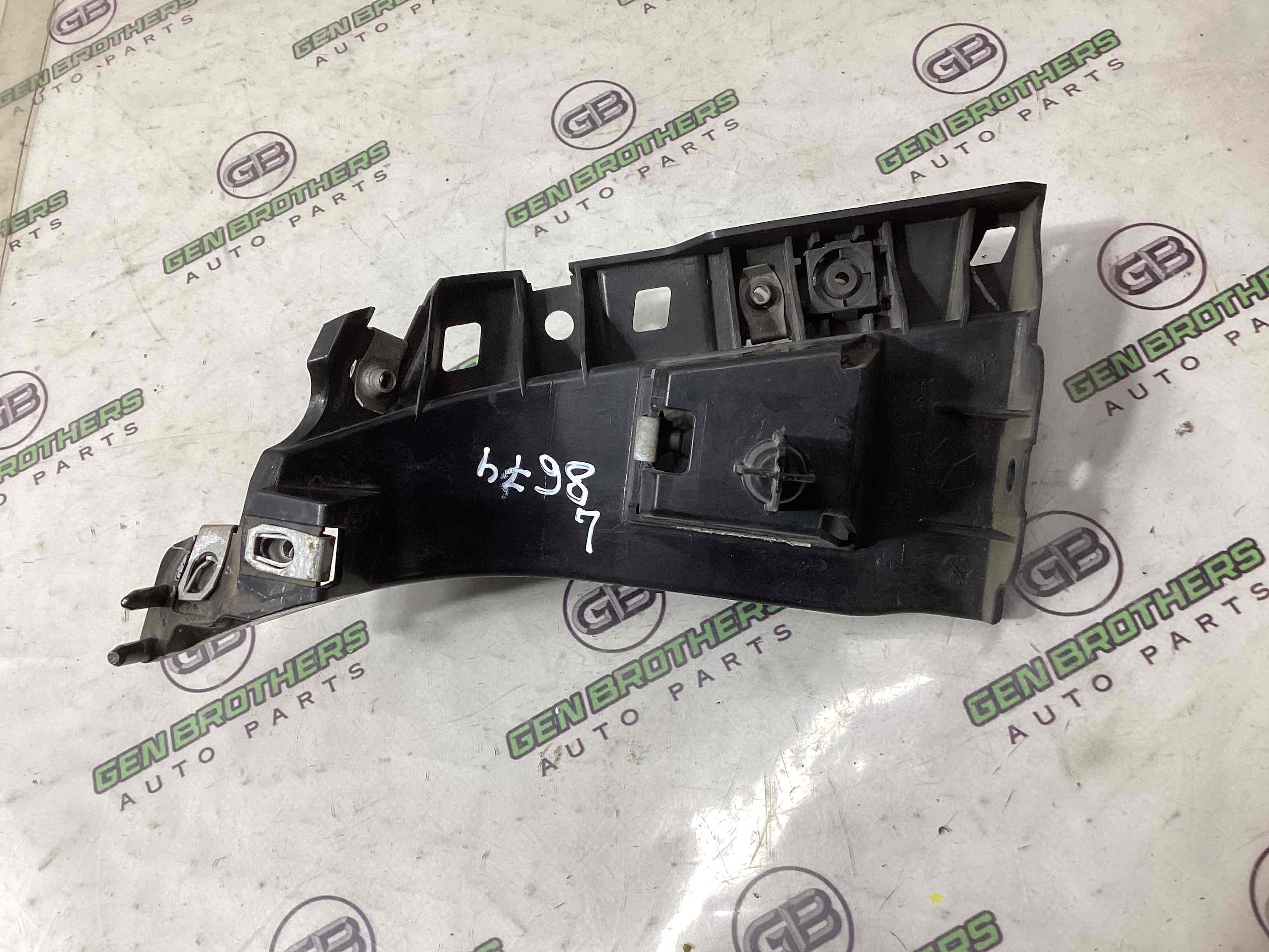 Кріплення переднього бампера ліве