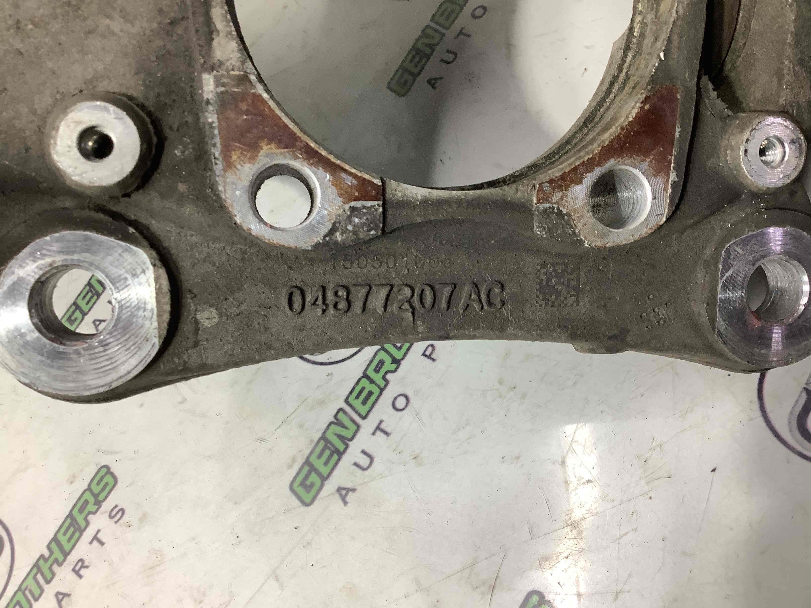 Кулак поворотний лівий