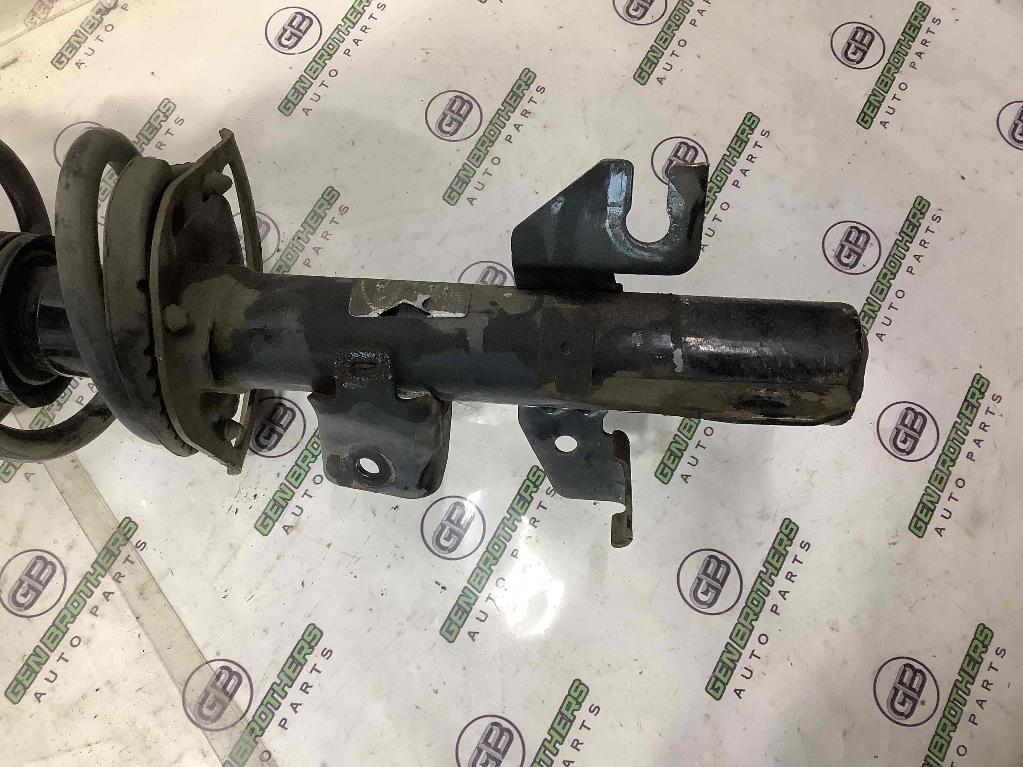 Амортизатор передній лівий