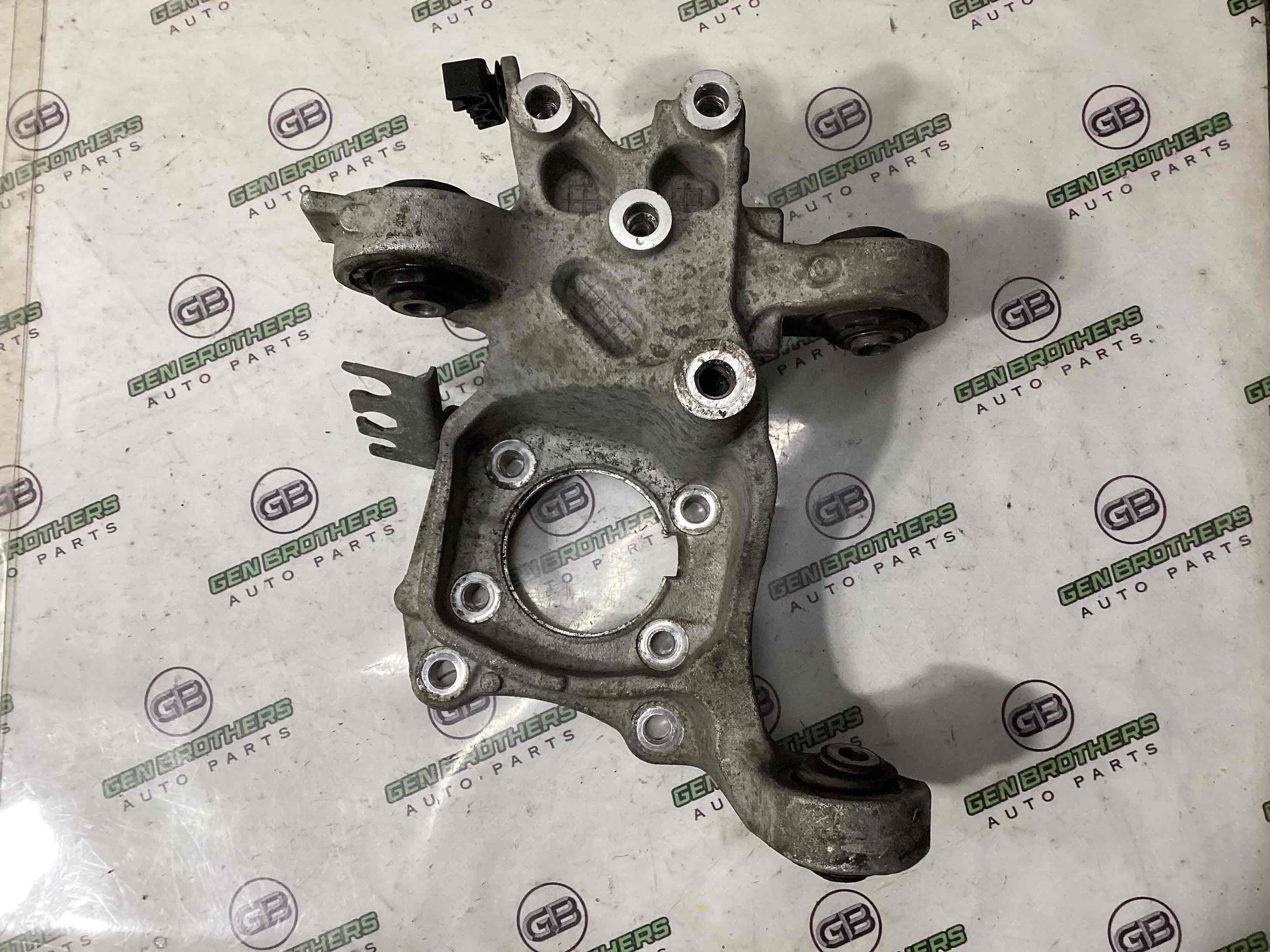 Кулак задній лівий