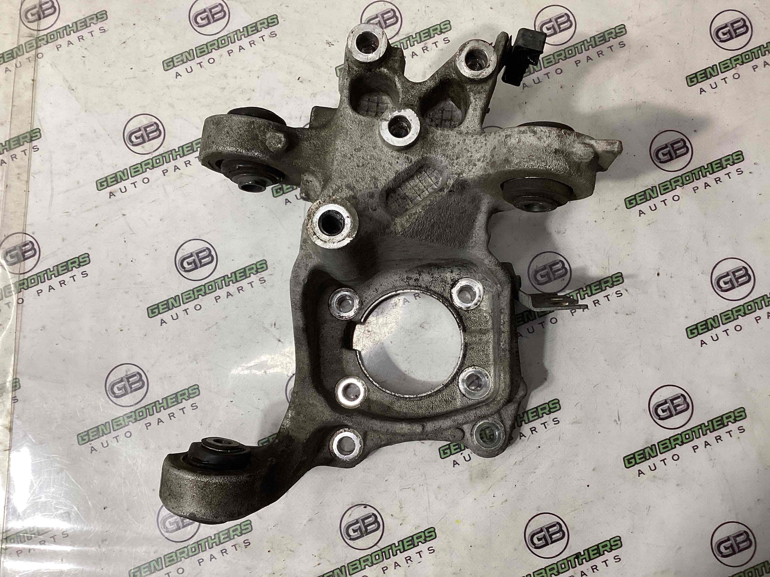 Кулак задній правий