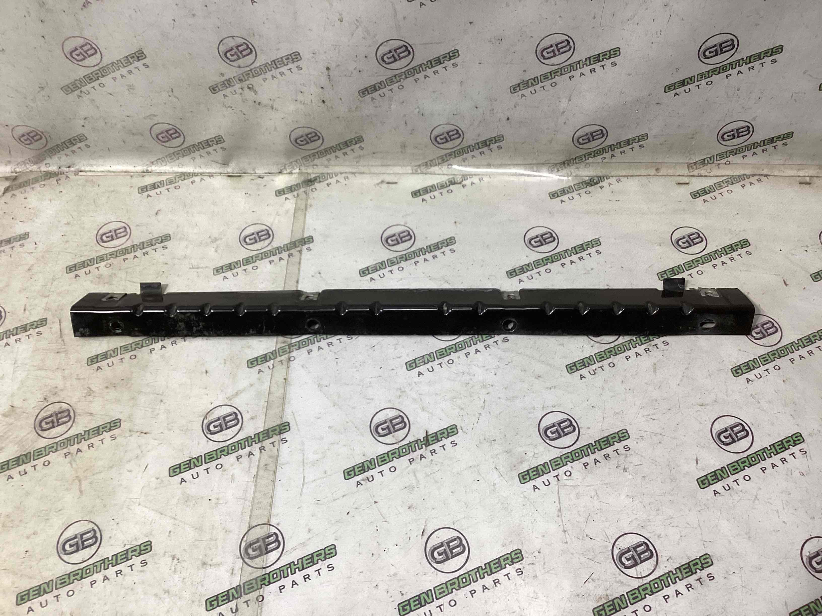 Кріплення заднього бампера центральне