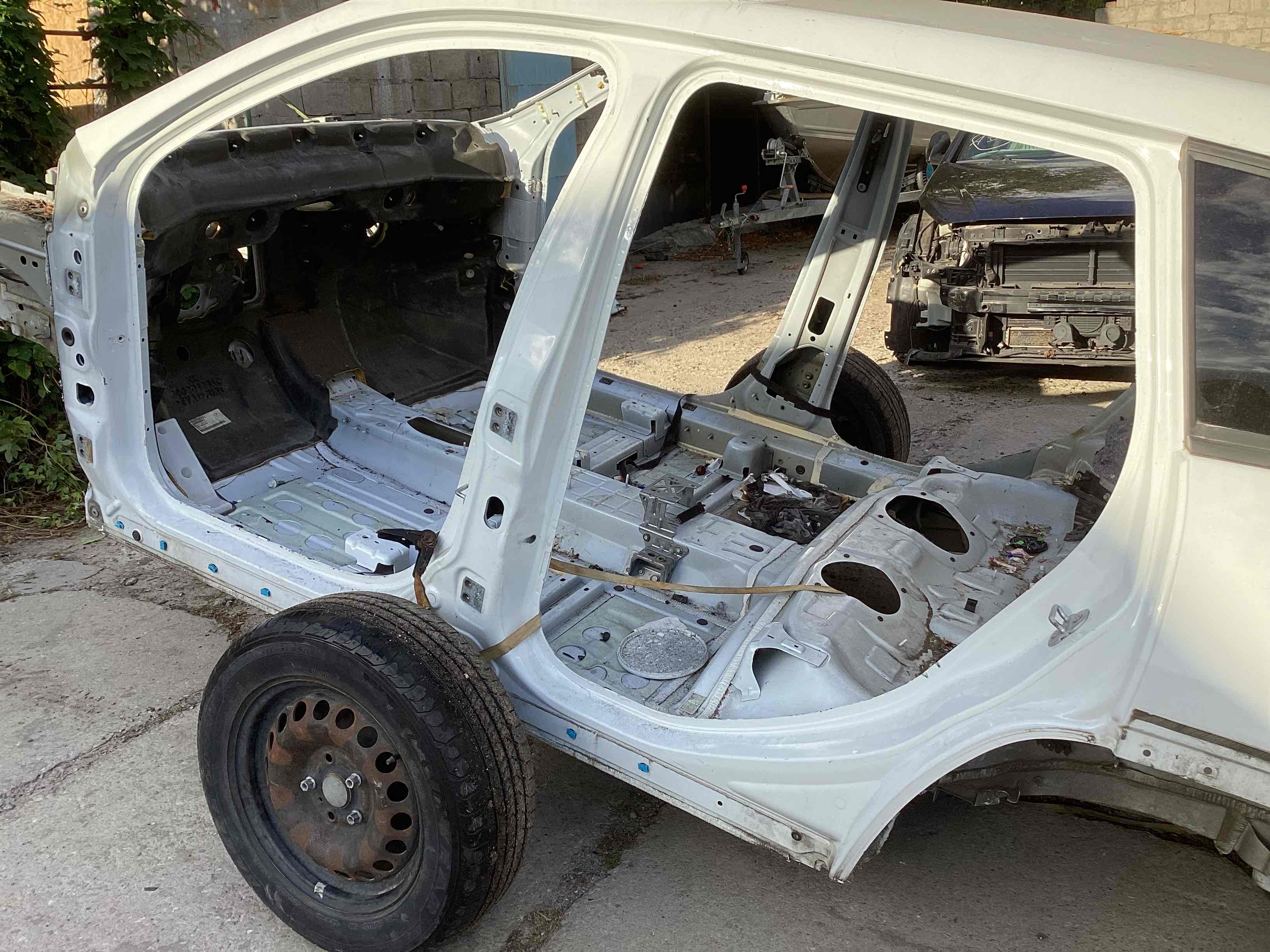 Стійки кузова та пороги