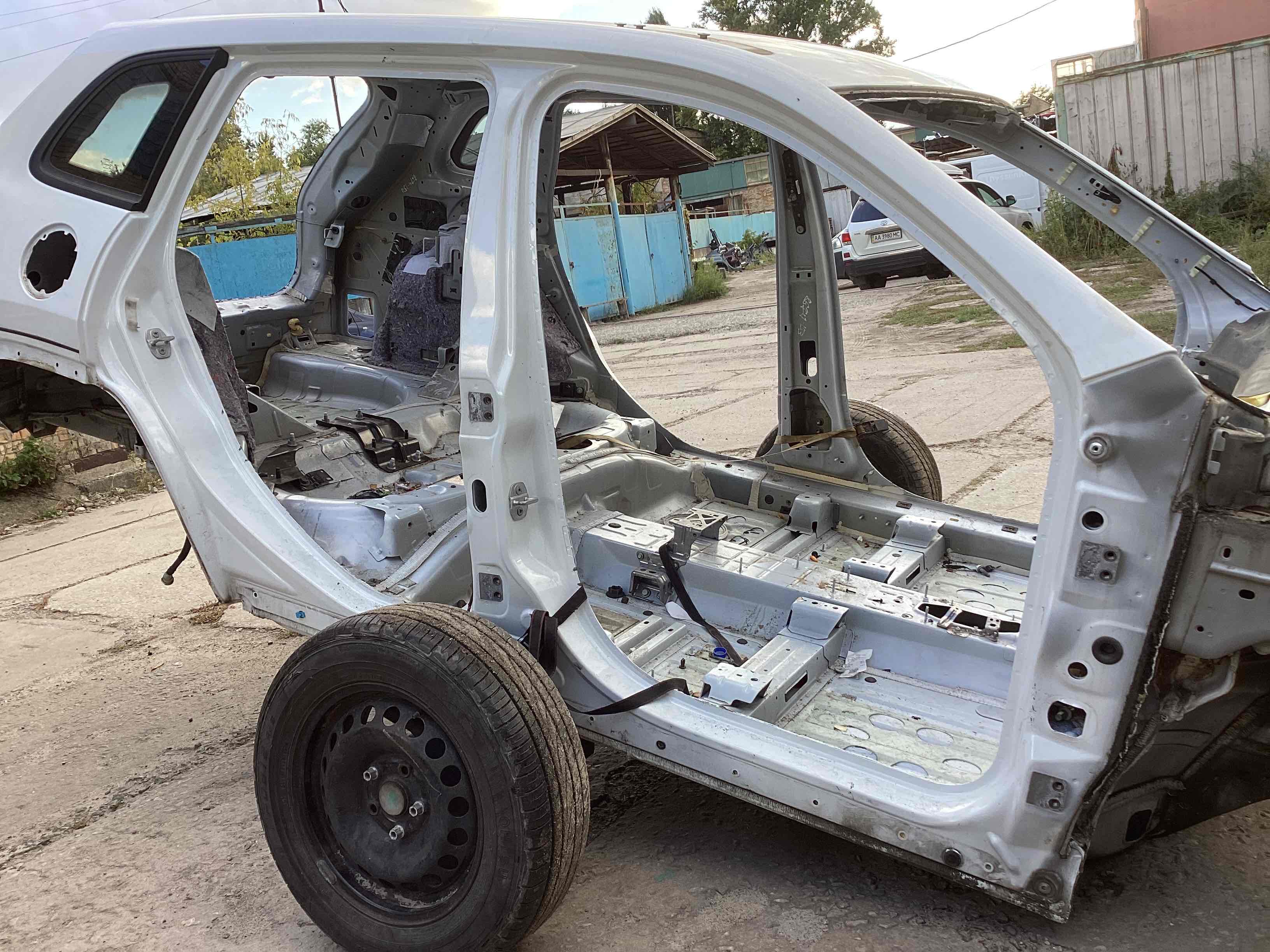 Стійки кузова та пороги