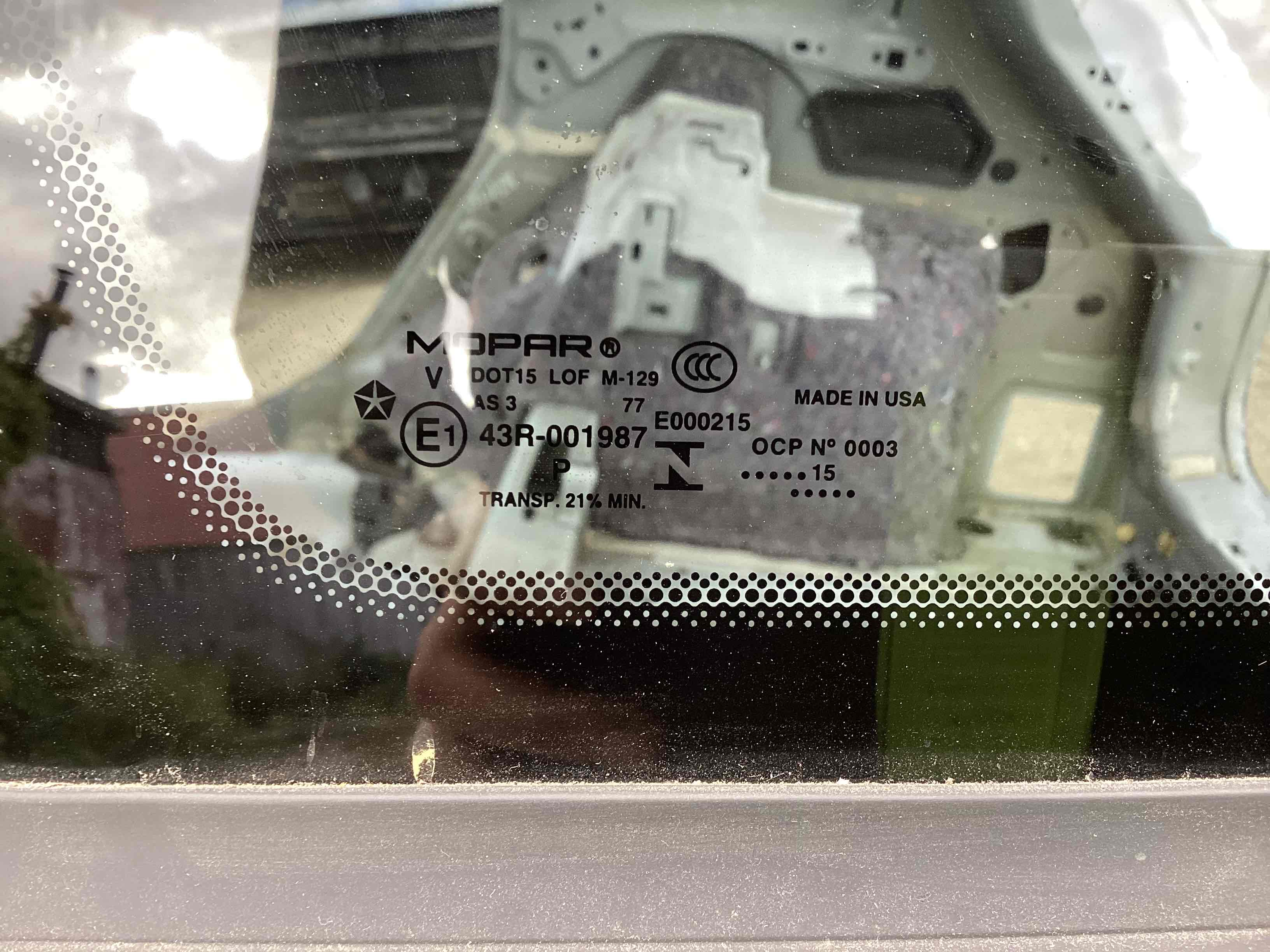 Скло кузова ліве