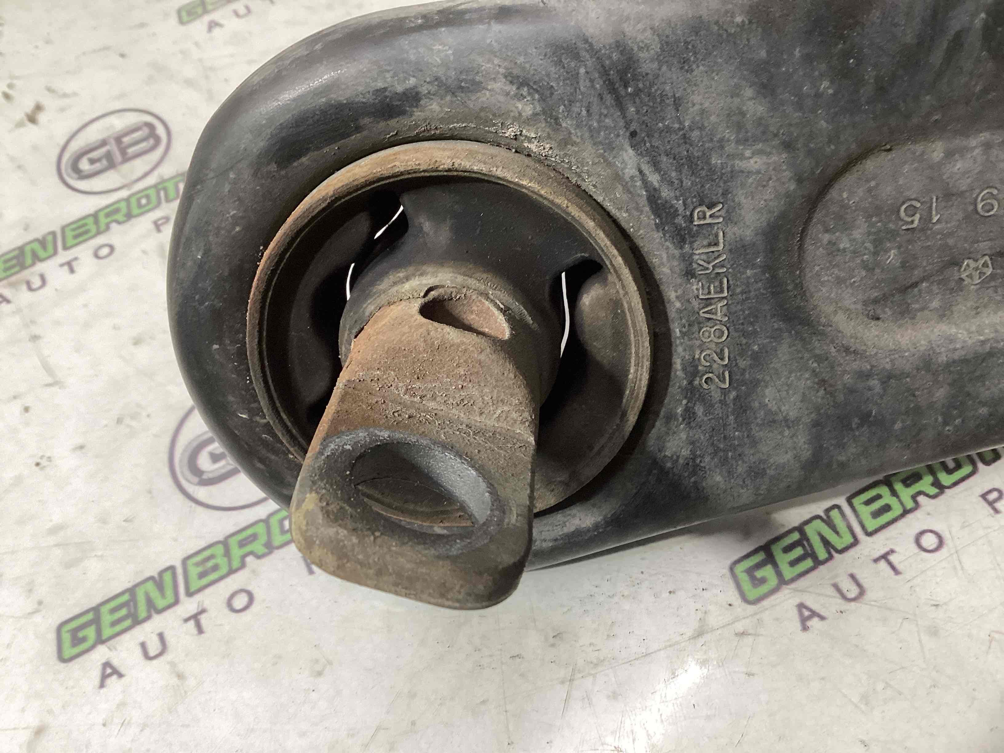 Важіль задній правий