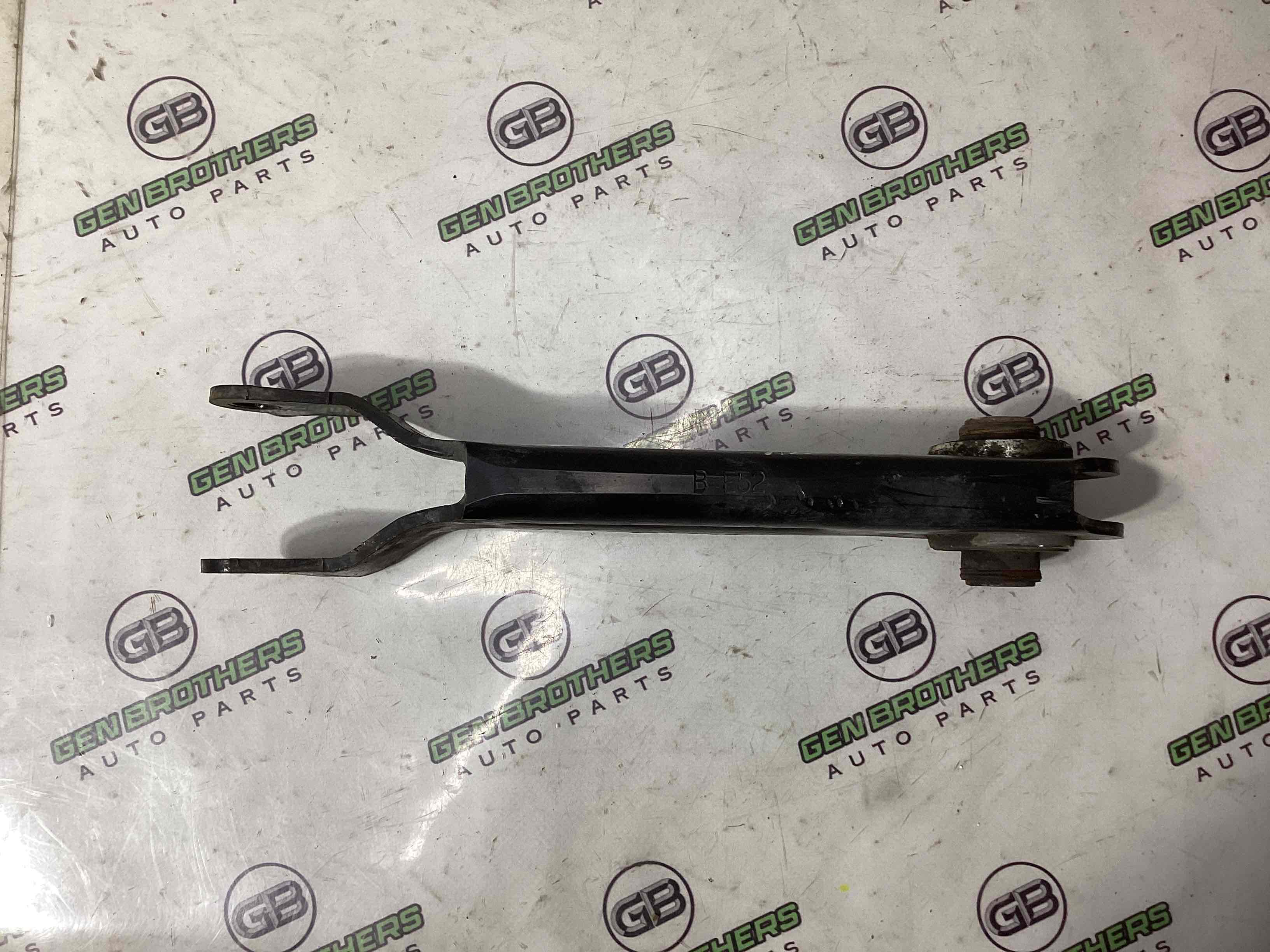 Важіль задній правий