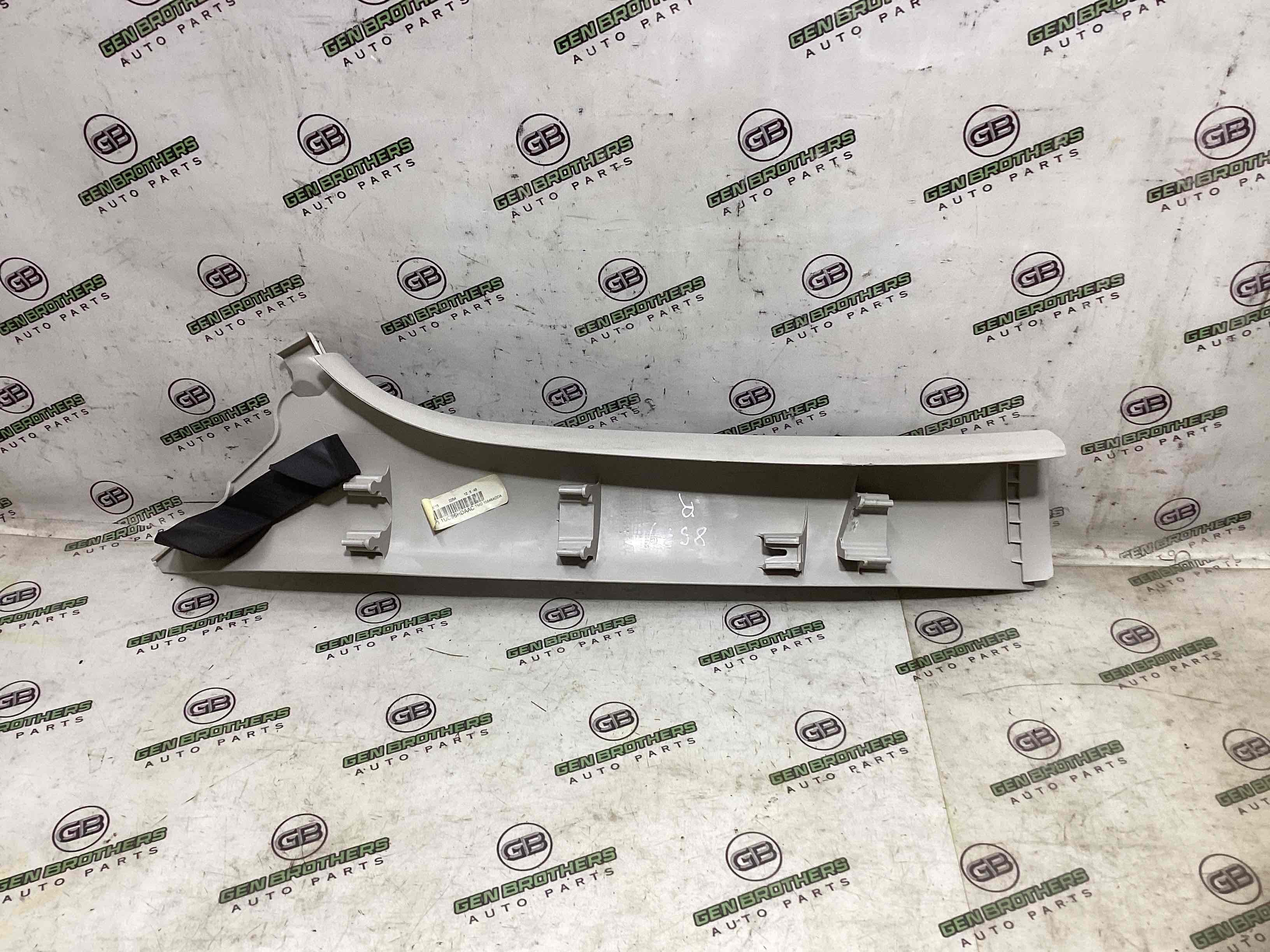 Обшивка передньої стійки права