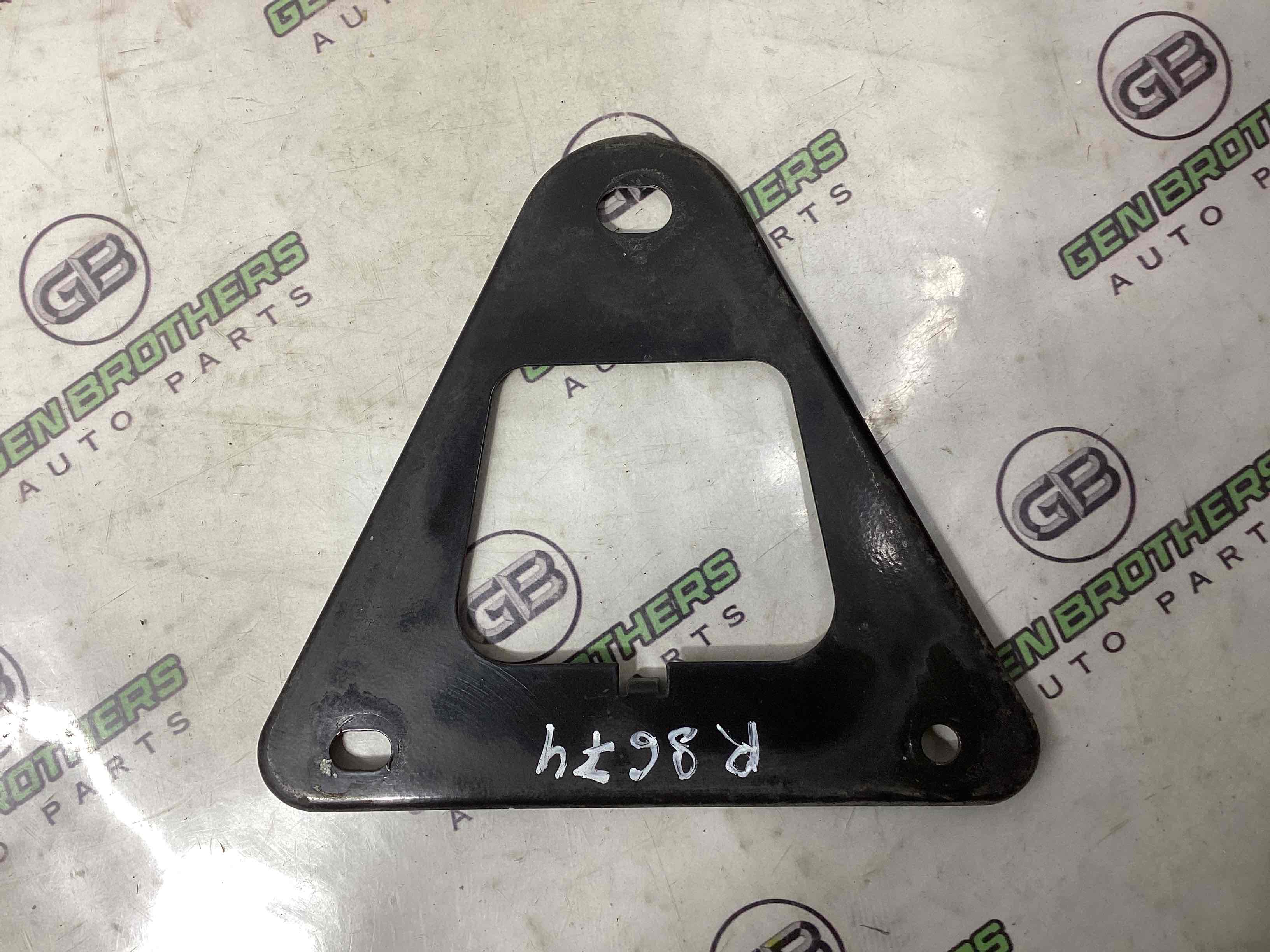 Кріплення заднього бампера праве