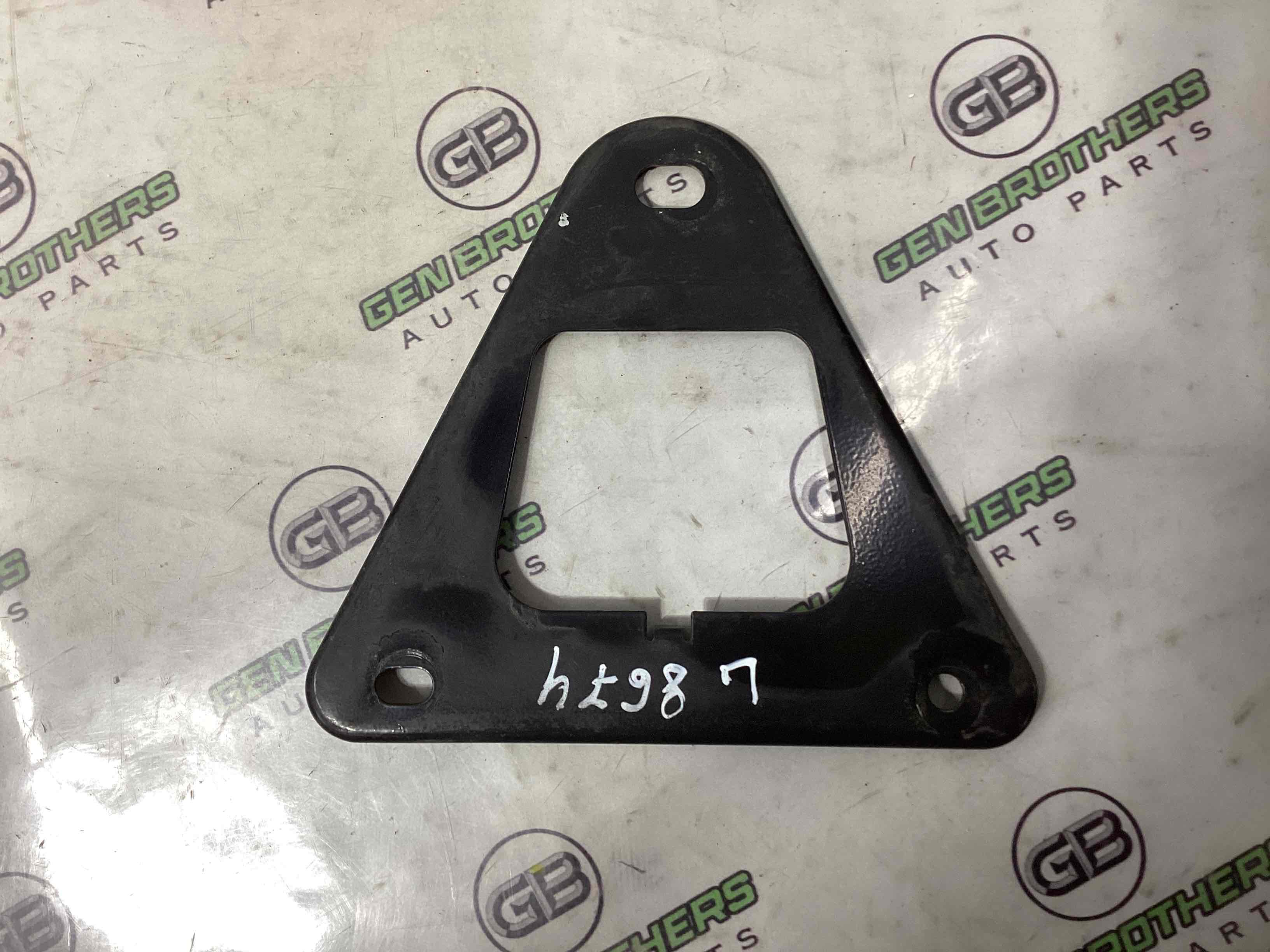 Кріплення заднього бампера ліве