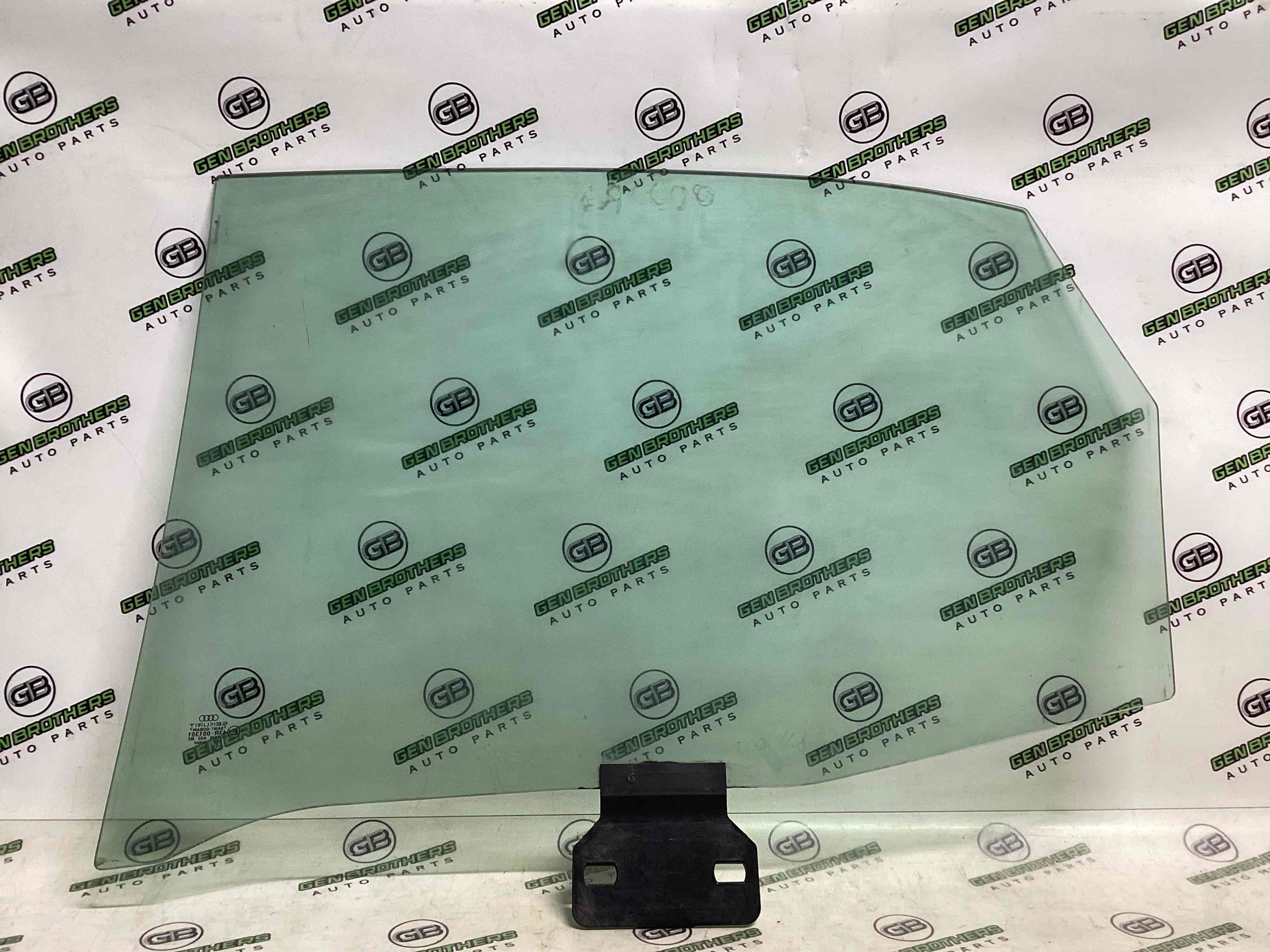 Скло заднє праве