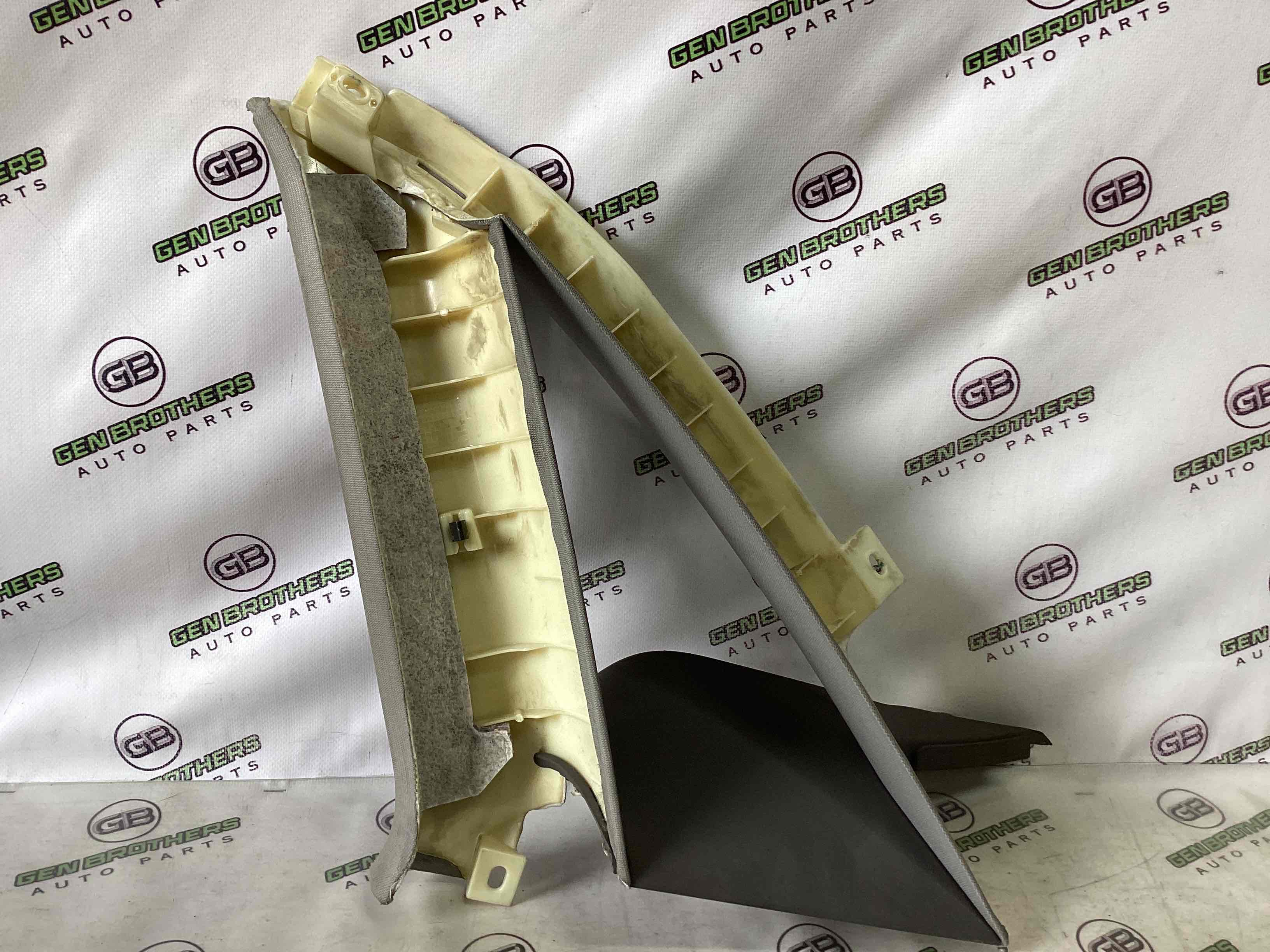 Обшивка задньої стійки ліва