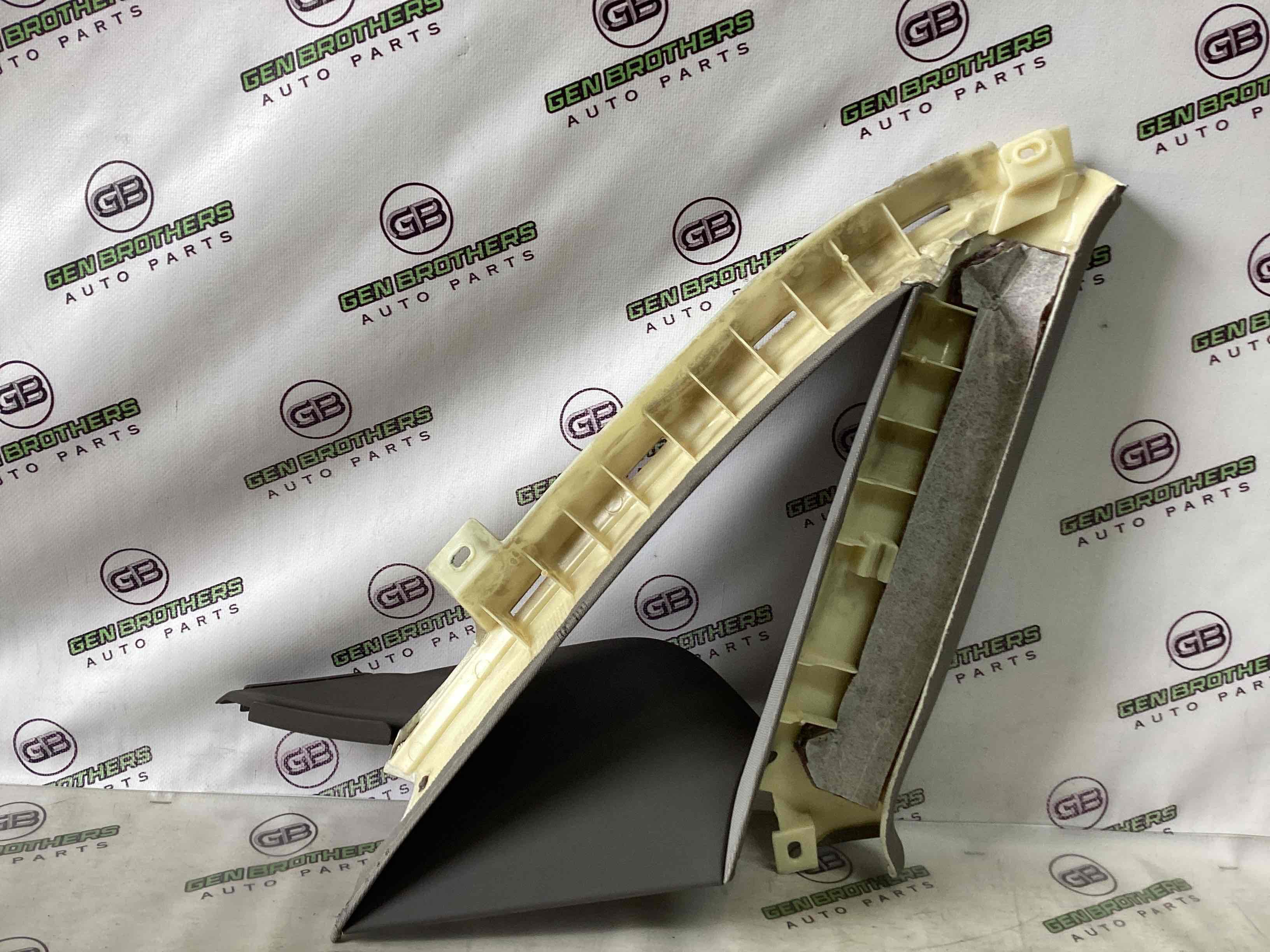 Обшивка задньої стійки права