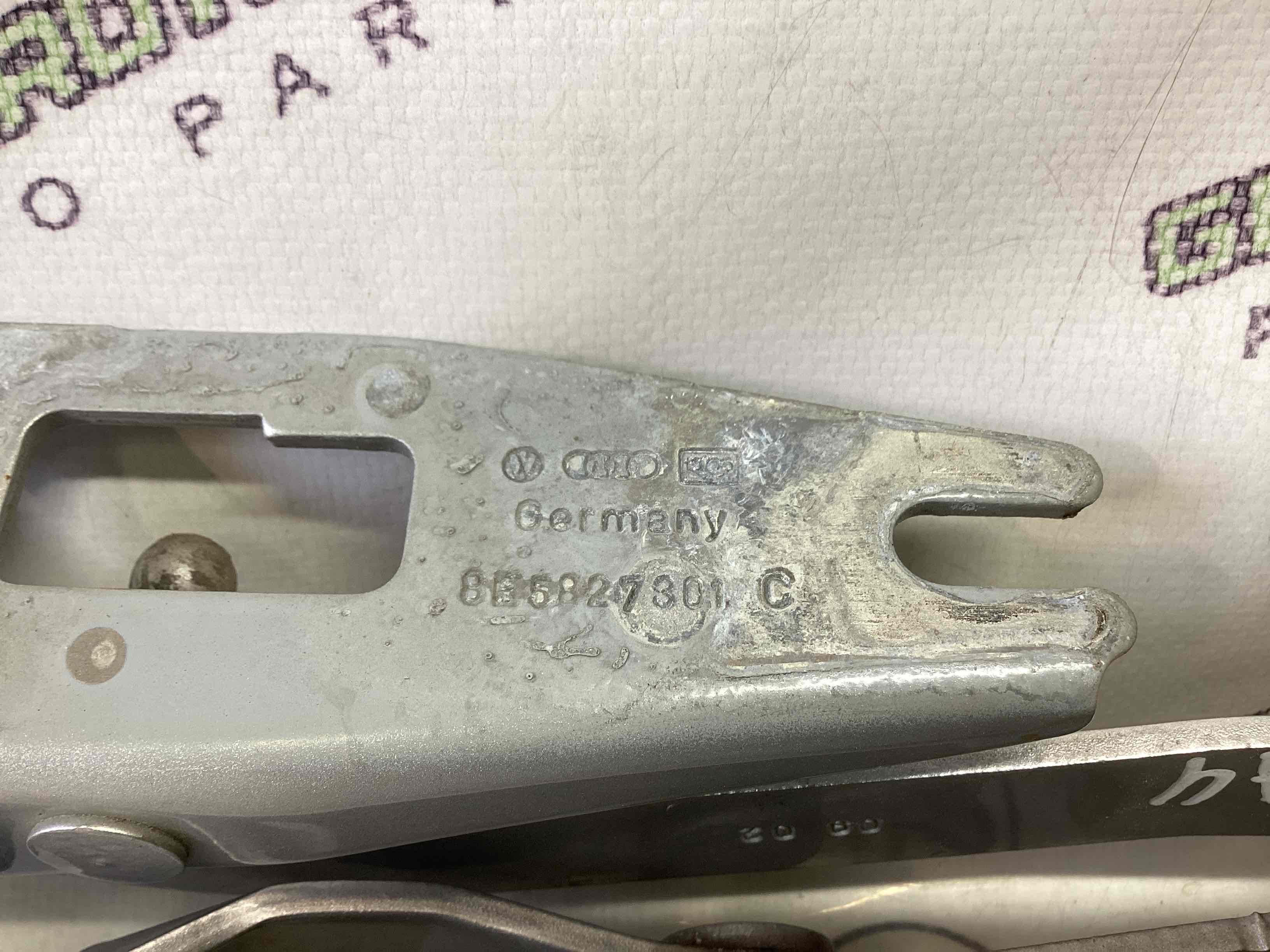 Петля кришки багажника, двері багажника