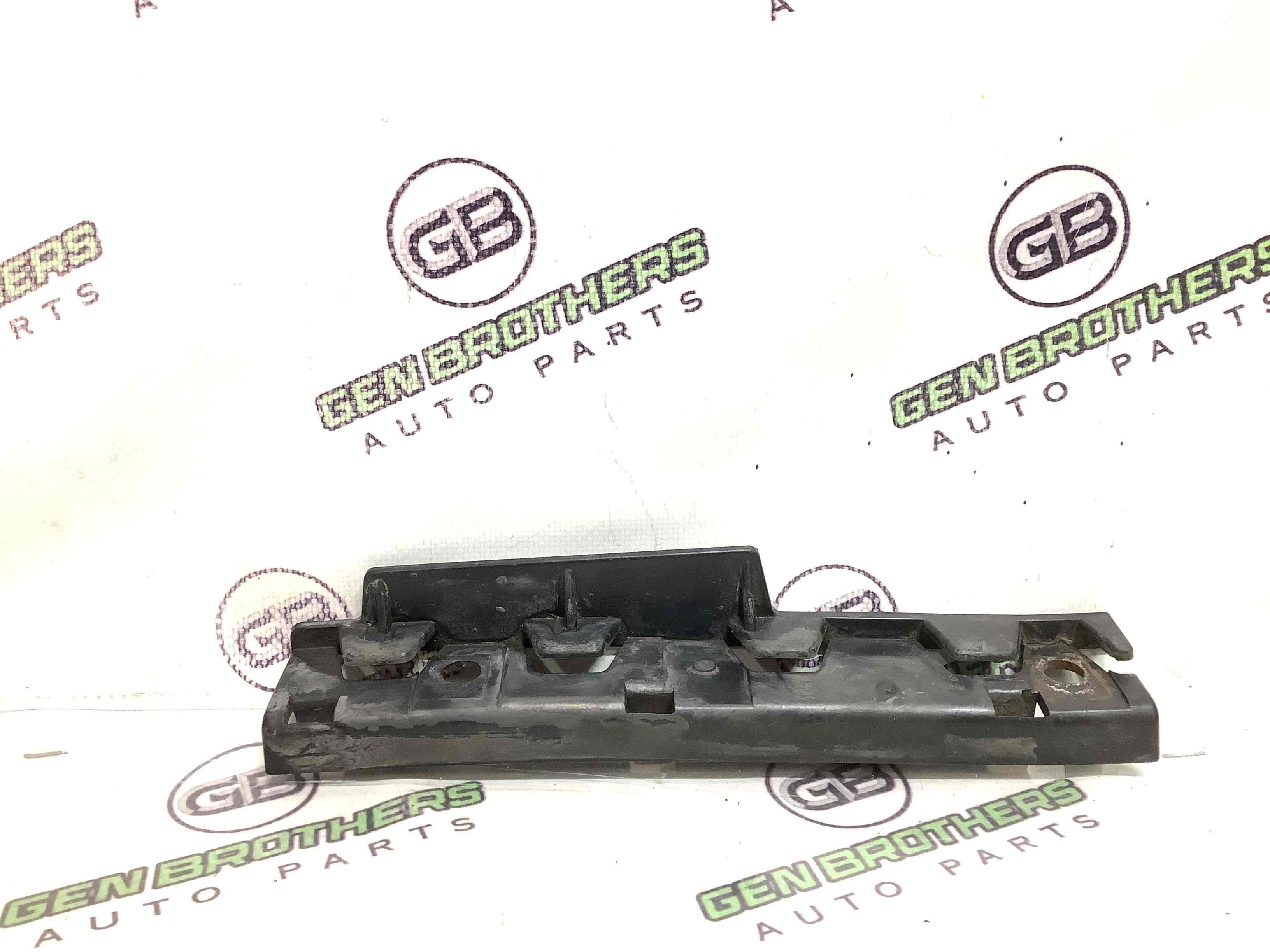 Кріплення переднього бампера праве