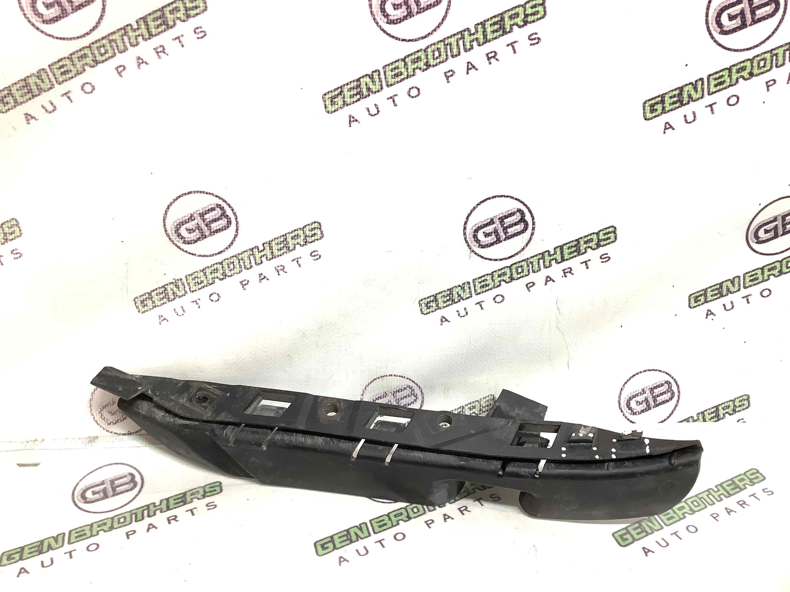 Кріплення переднього бампера праве