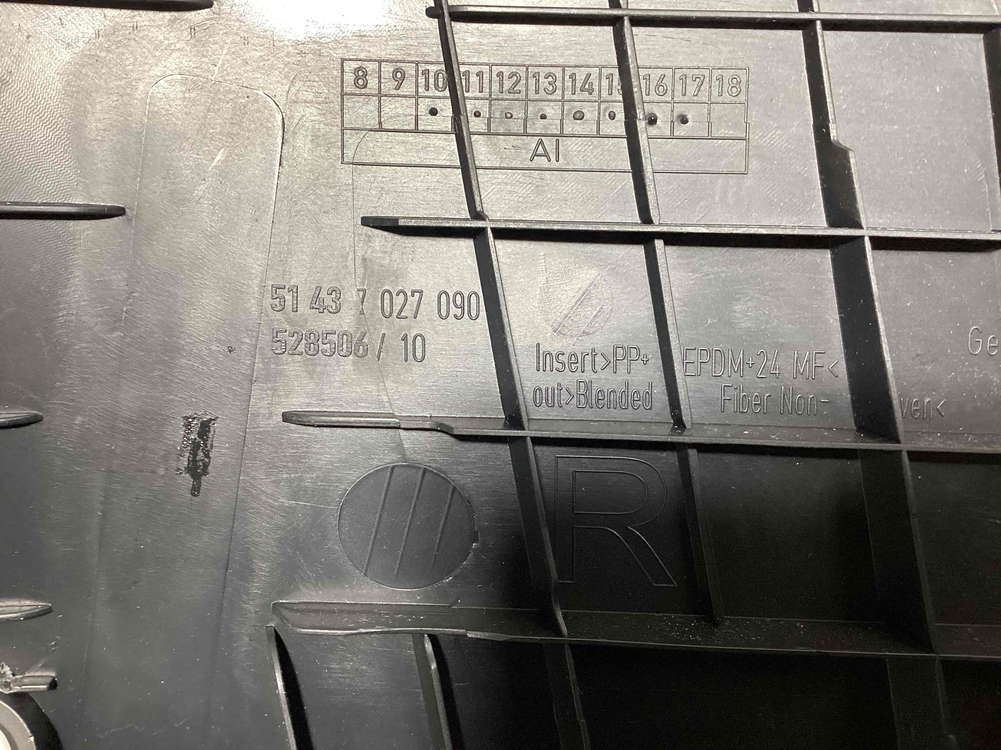 Обшивка центральної стійки права