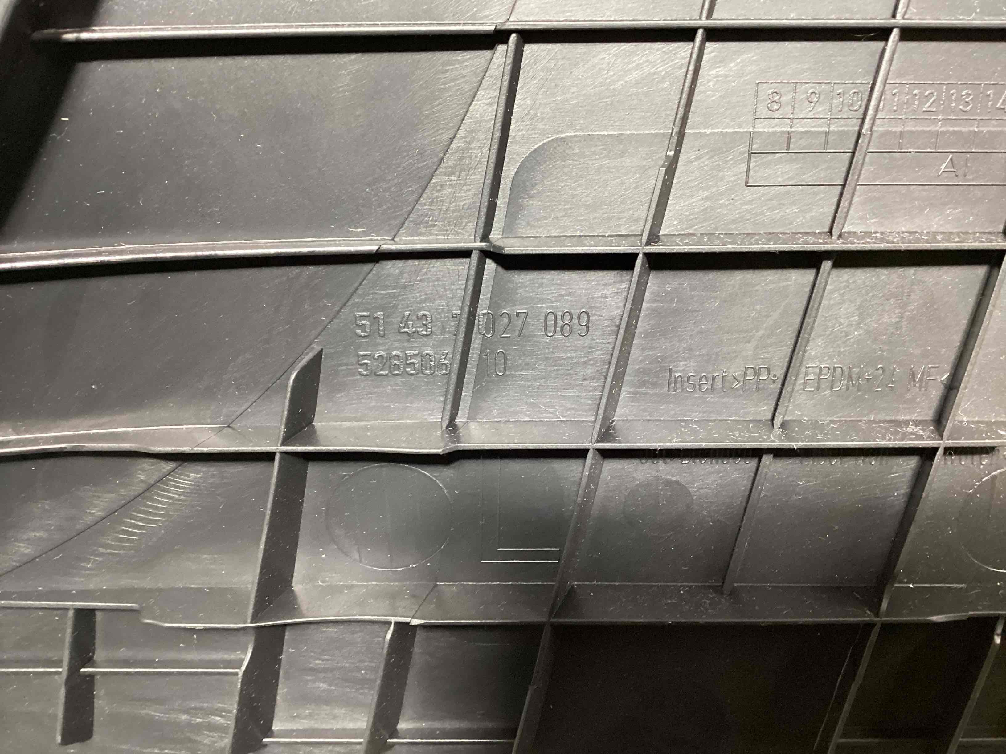 Обшивка центральної стійки ліва