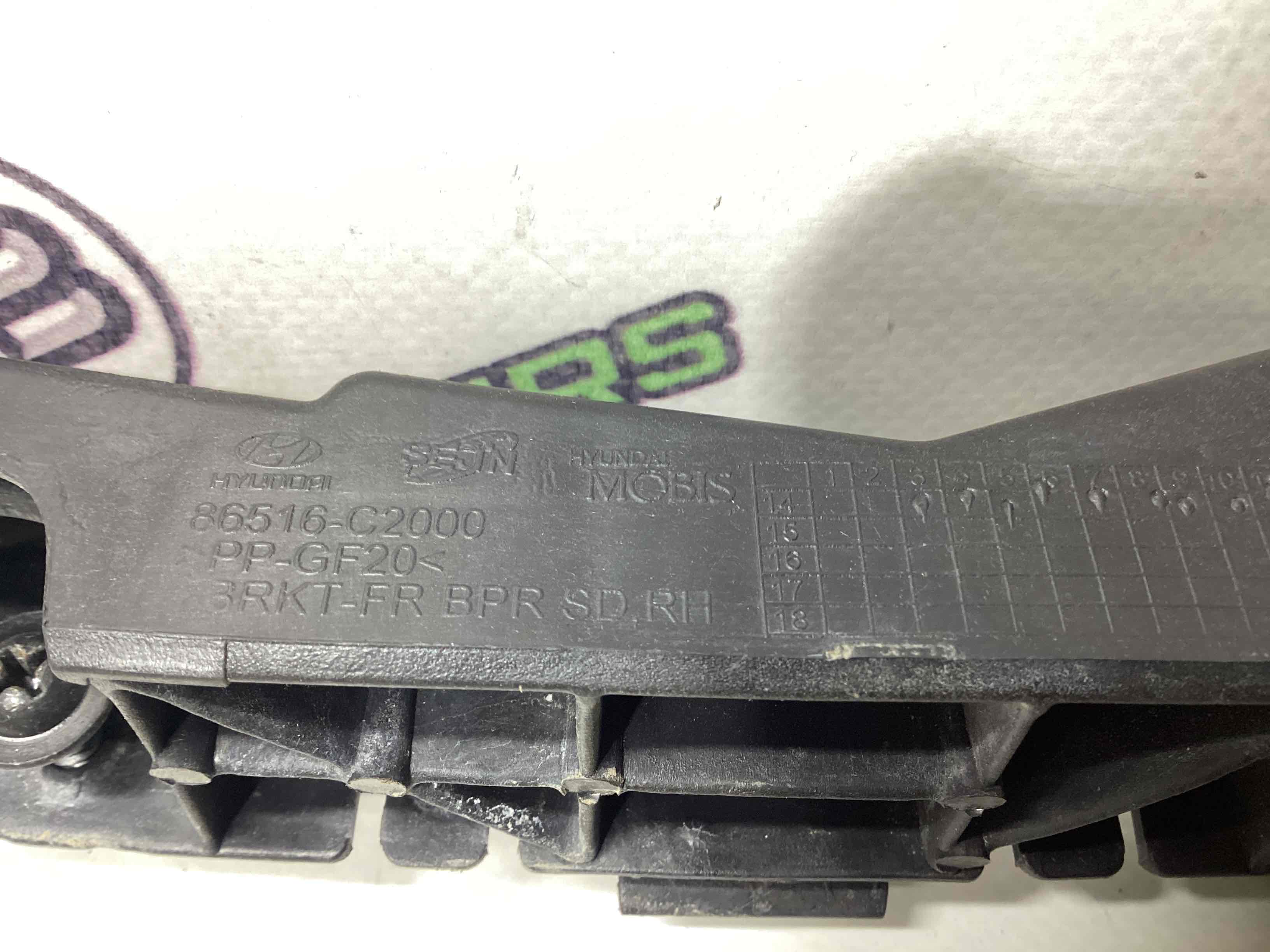 Кріплення переднього бампера праве