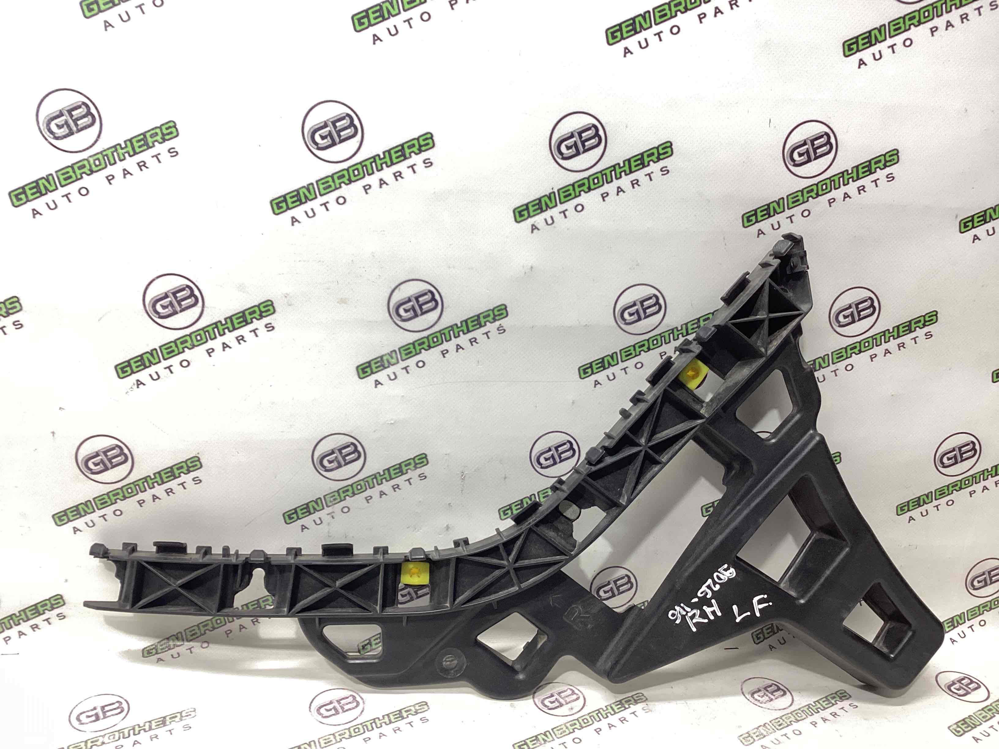 Кріплення заднього бампера праве