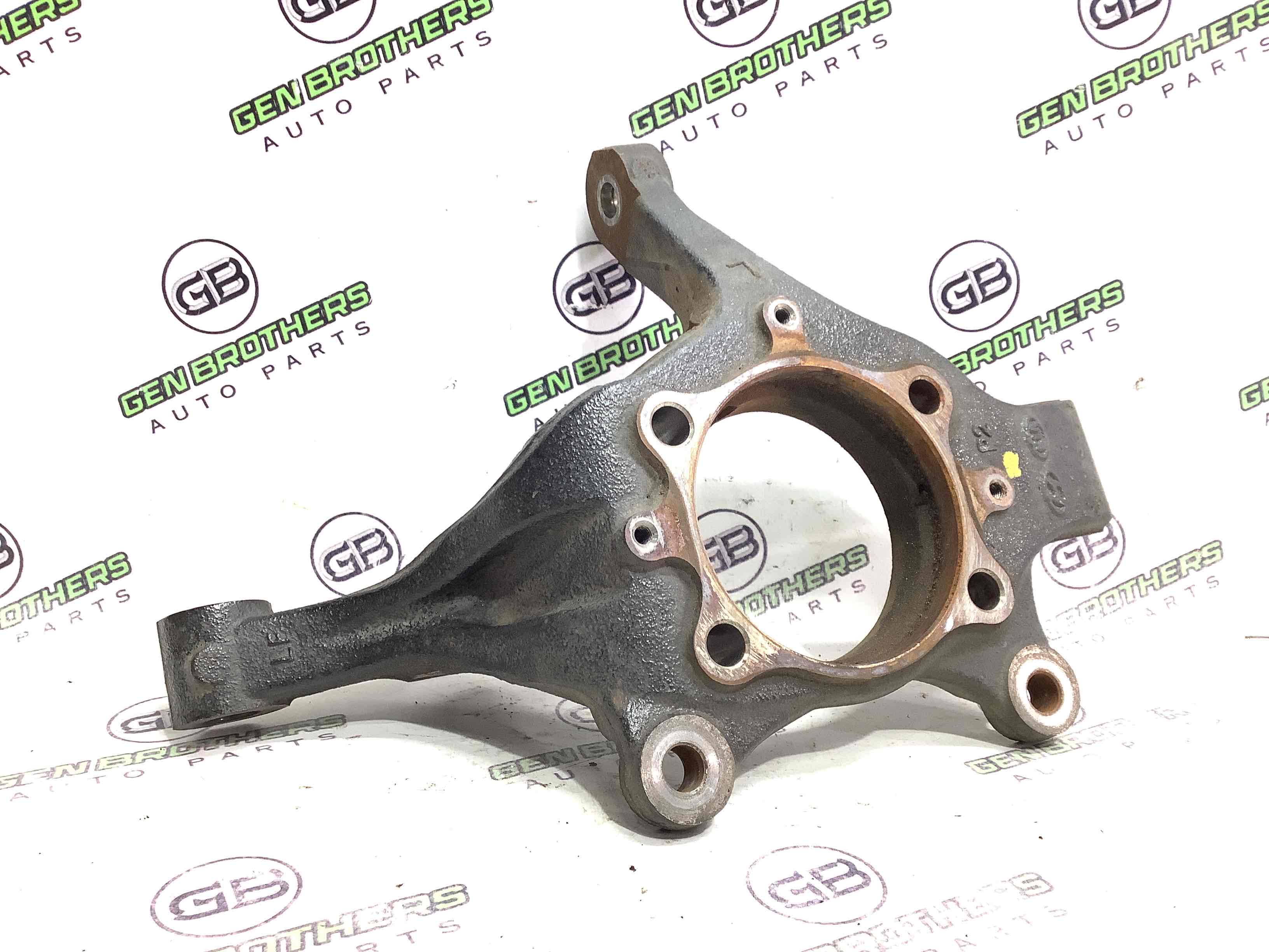 Кулак поворотний лівий