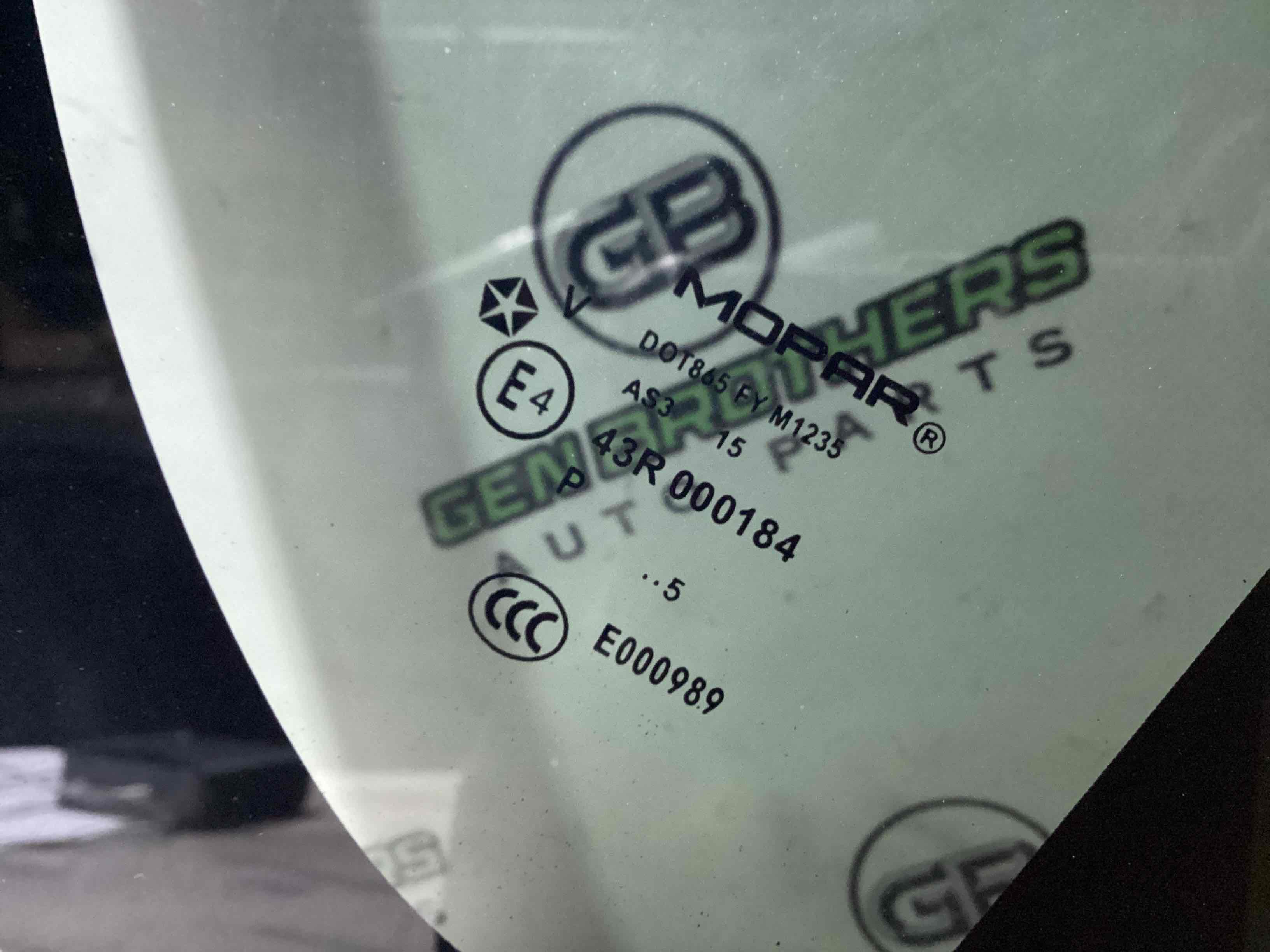 Скло кузовне бічне праве