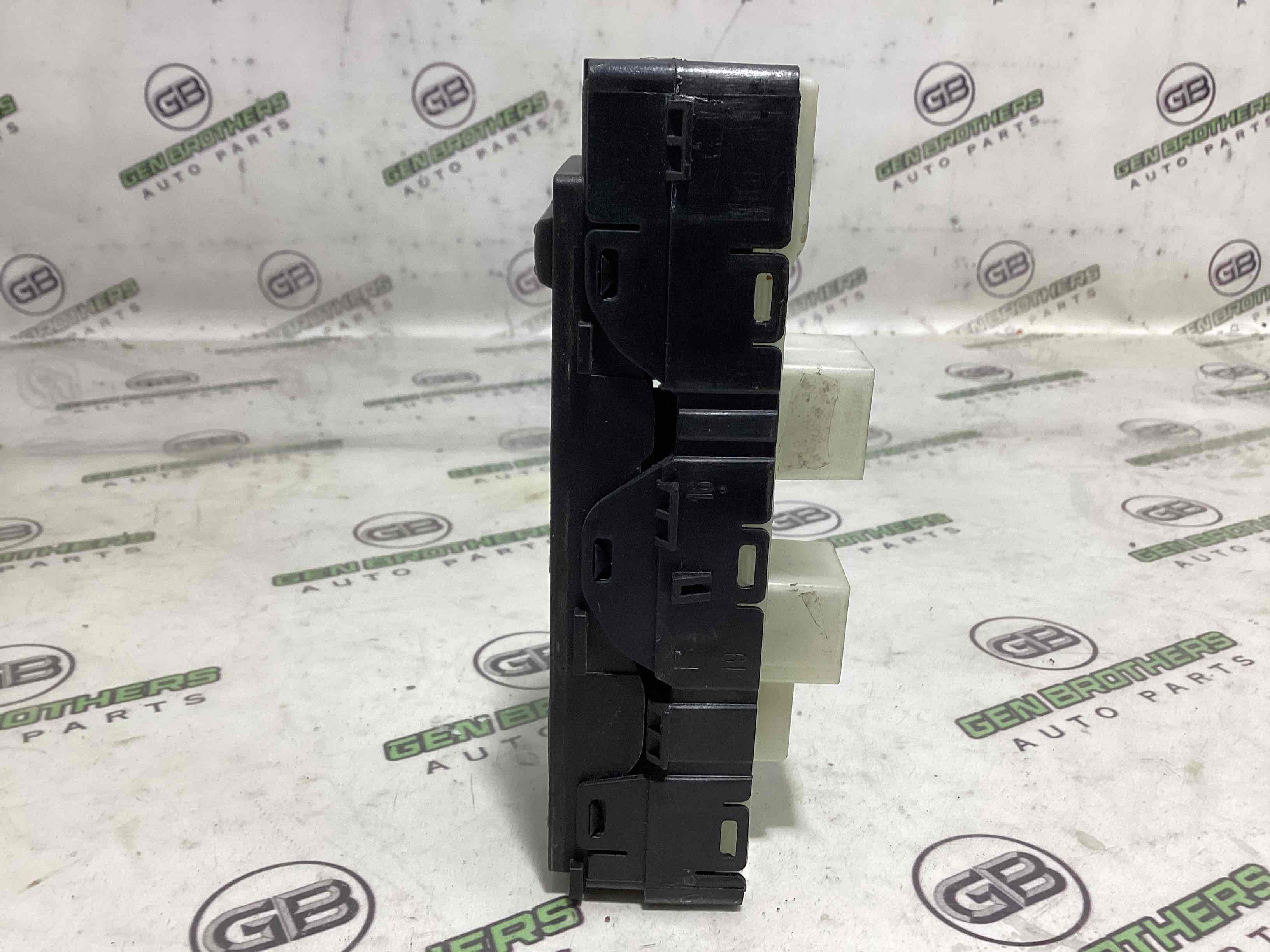 Кнопки керування склопідйомниками