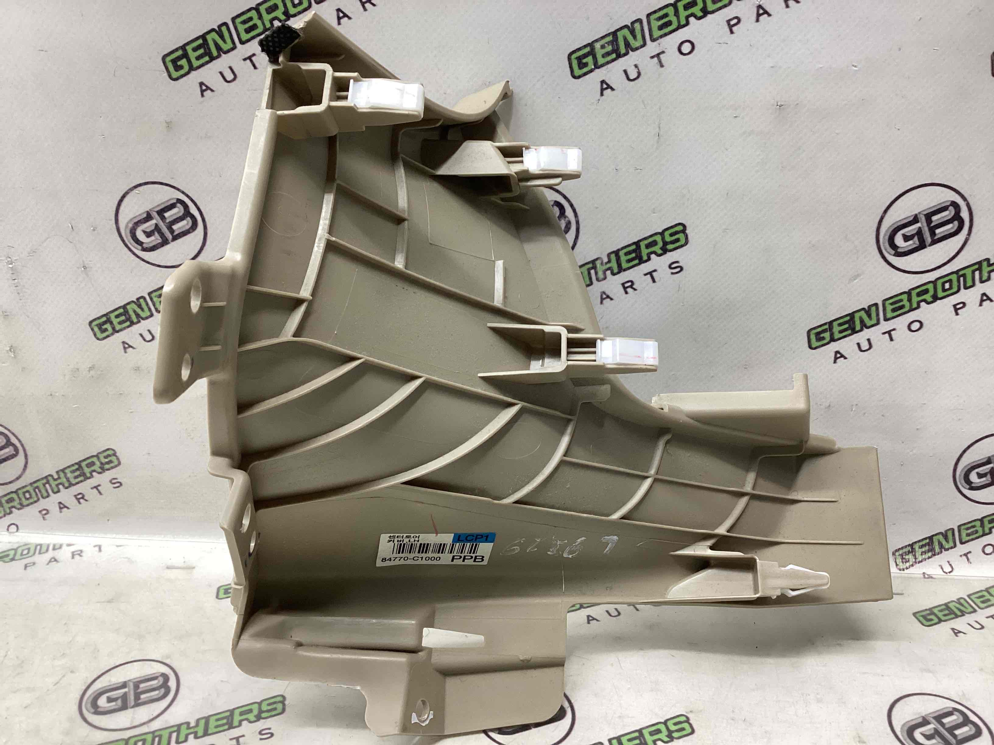 Обшивка панелі приладів торпедо