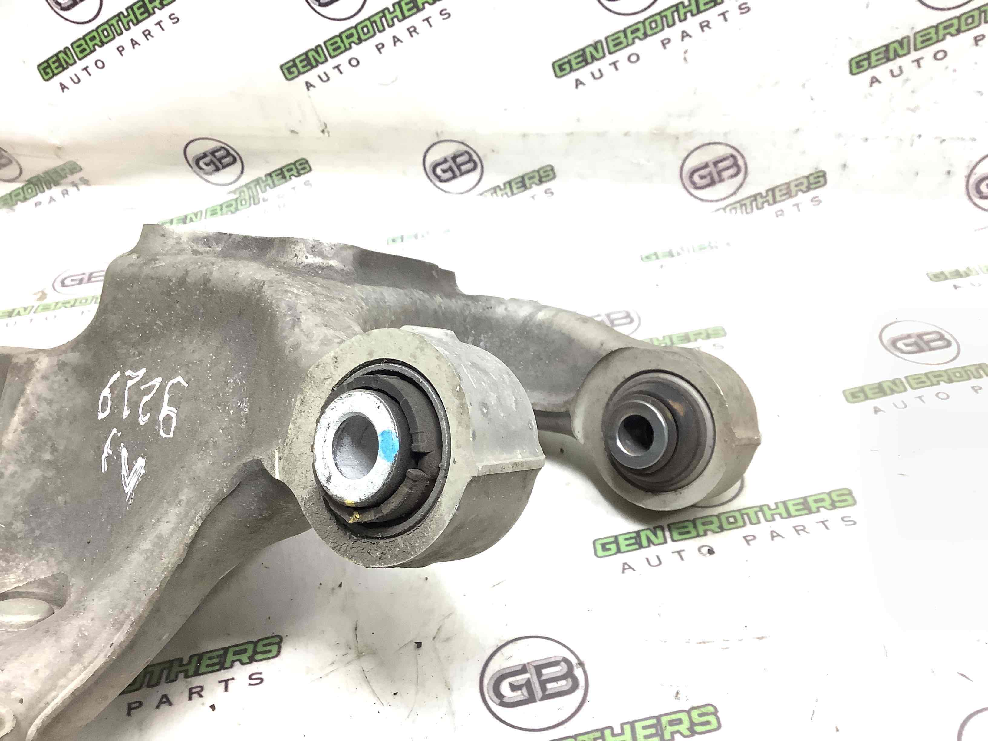 Кулак задній лівий